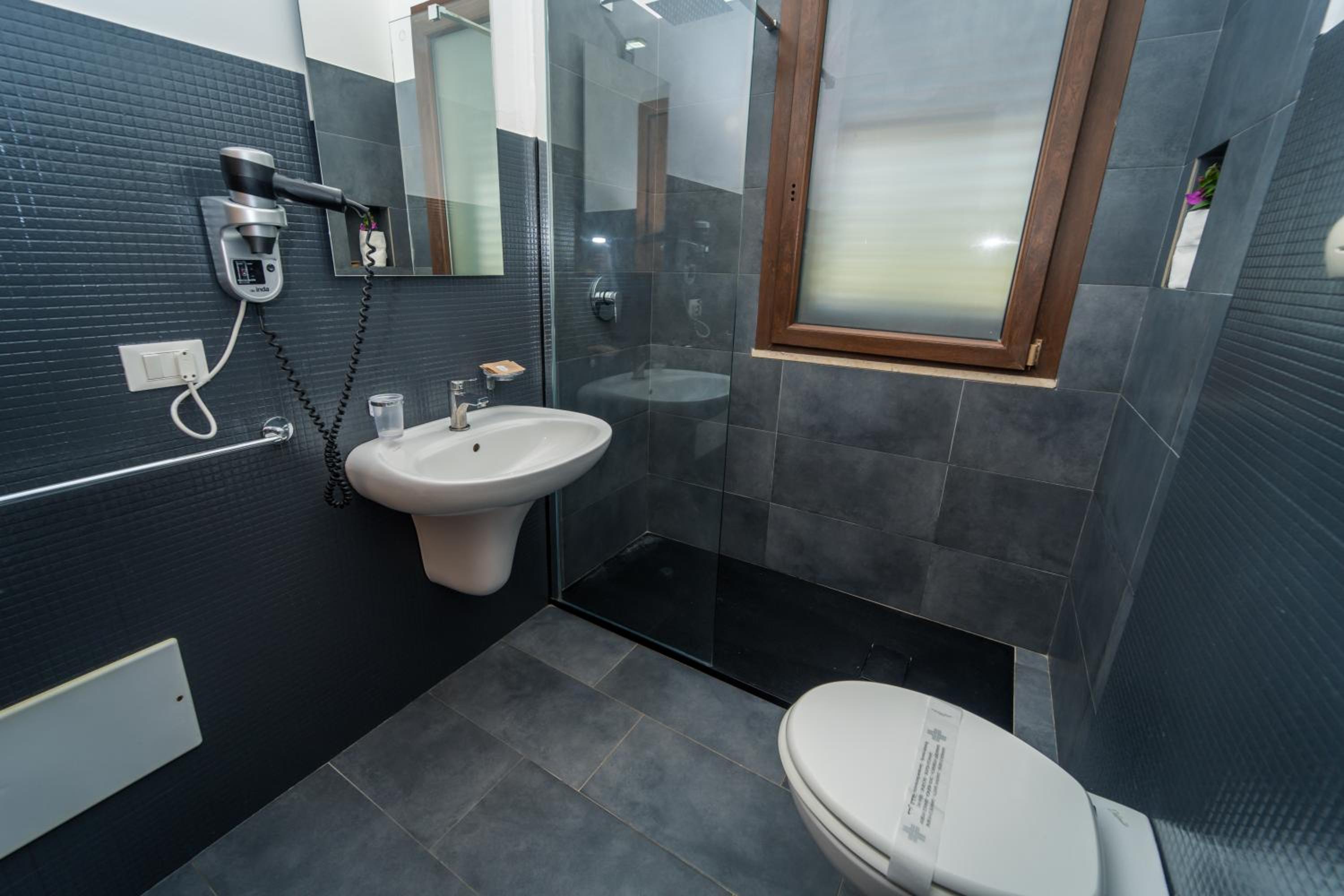 Deluxe Double Room with Side Sea View photo 3