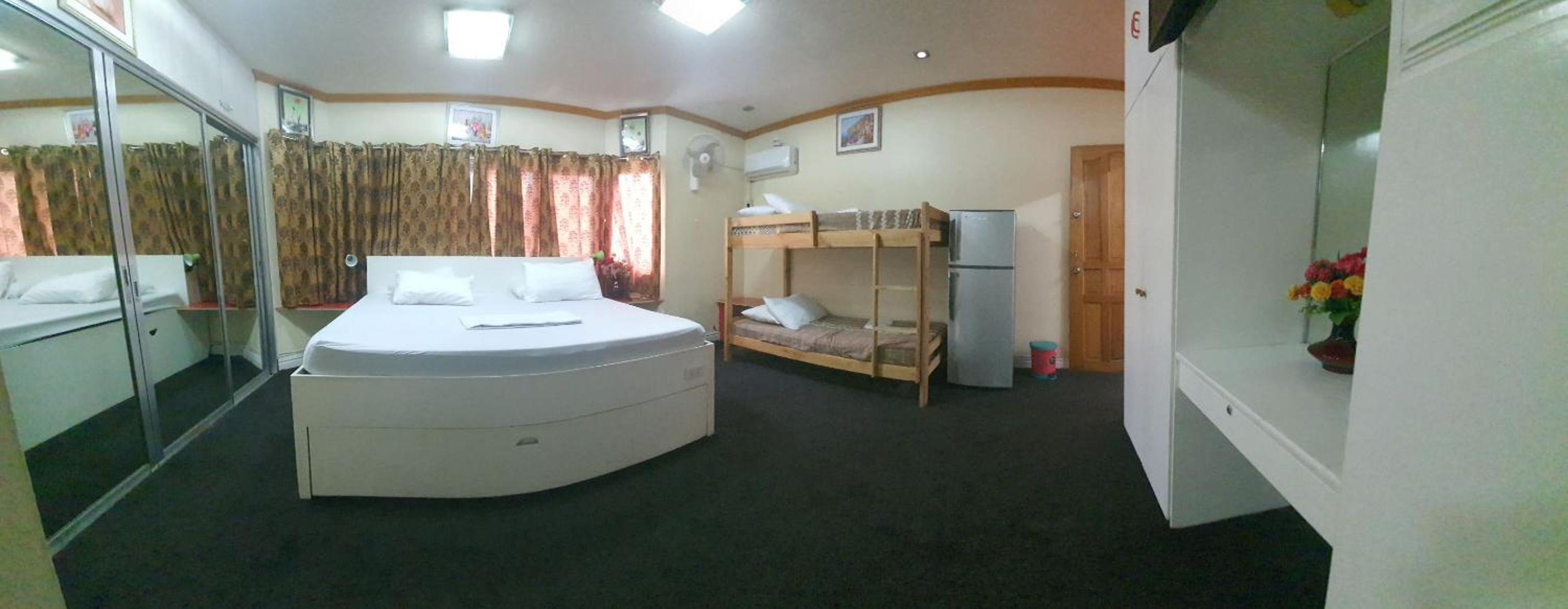 Deluxe Family Suite - Photo 1