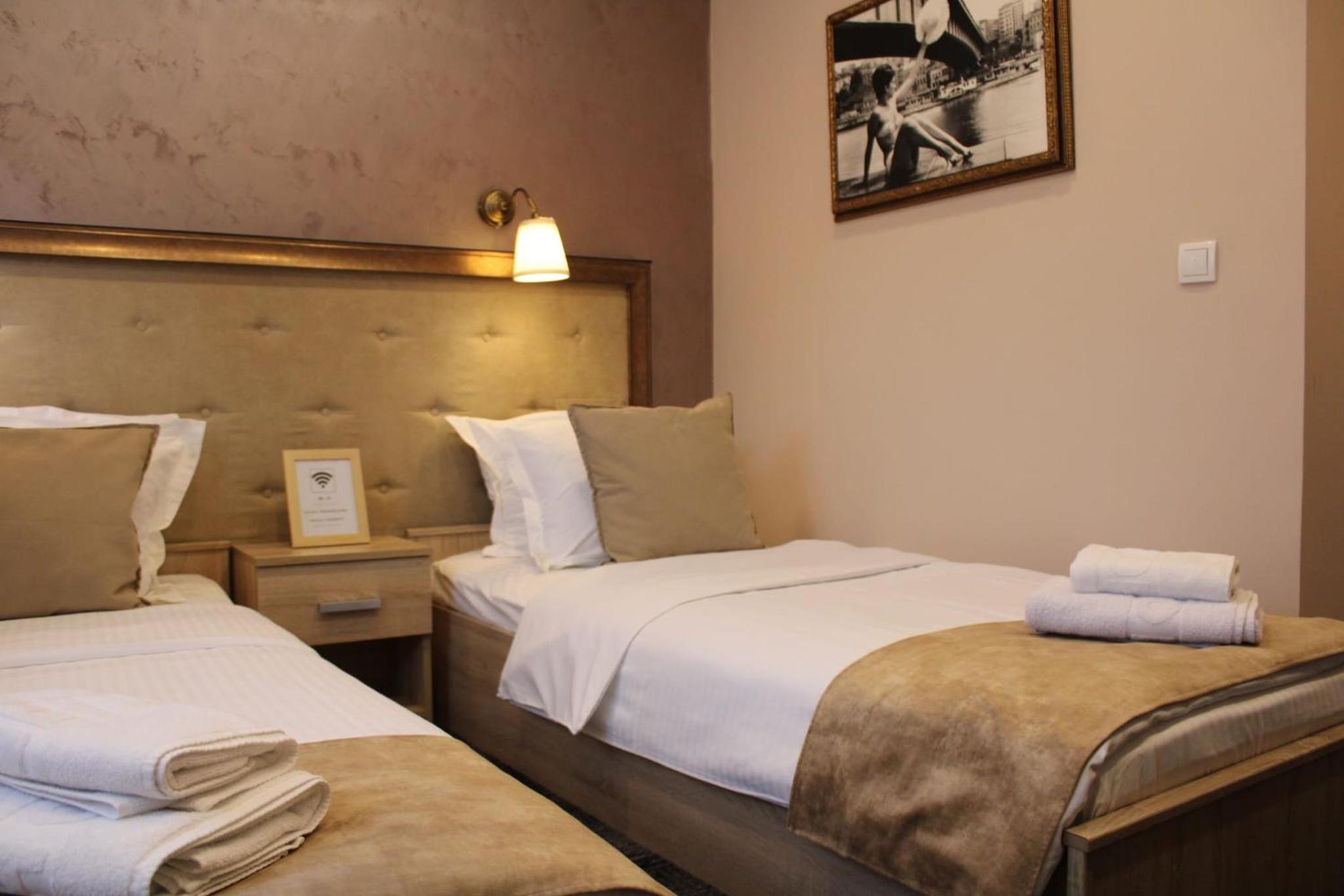 Double or Twin Room with Private Bathroom - Photo 7