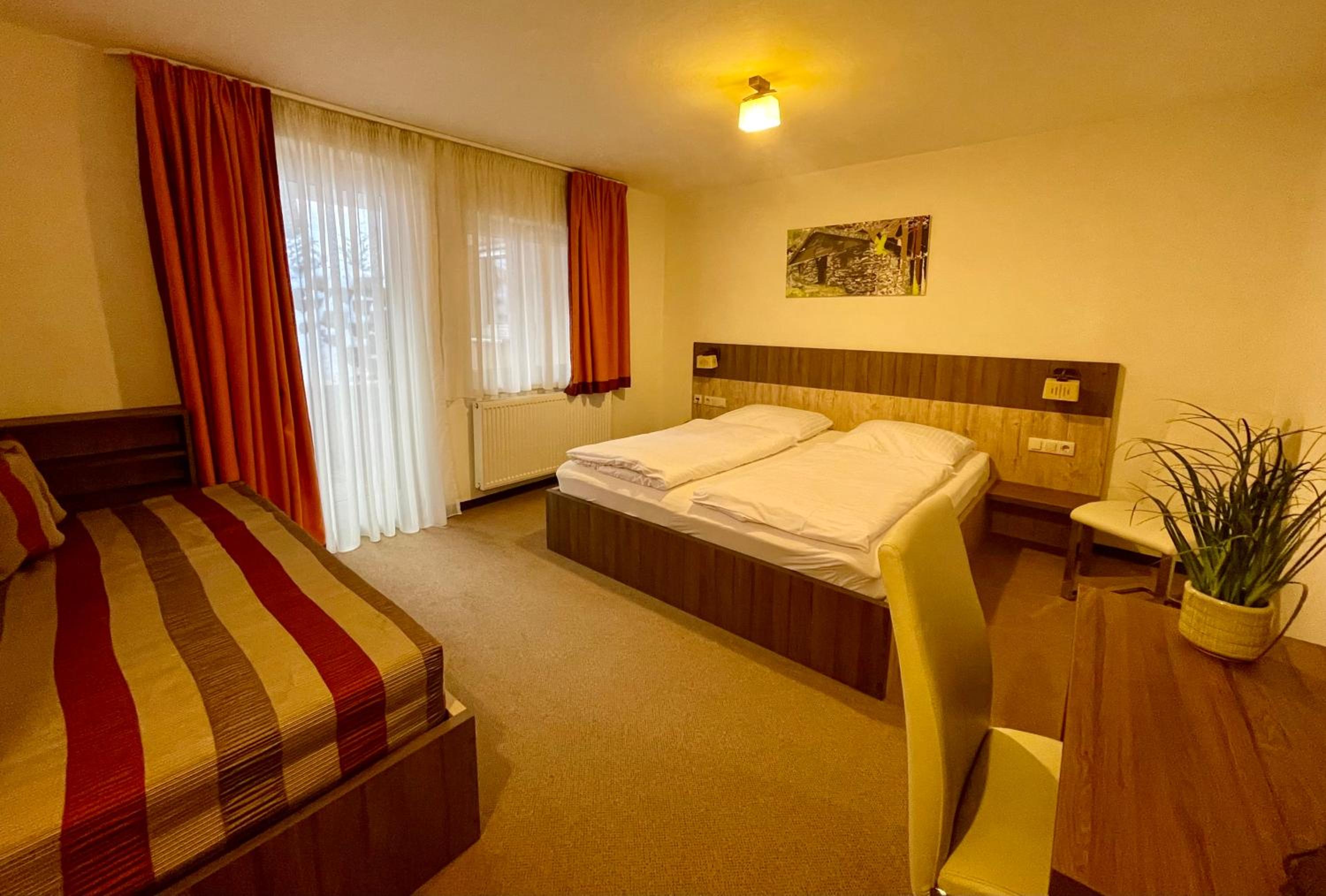 Economy Triple Room photo 1