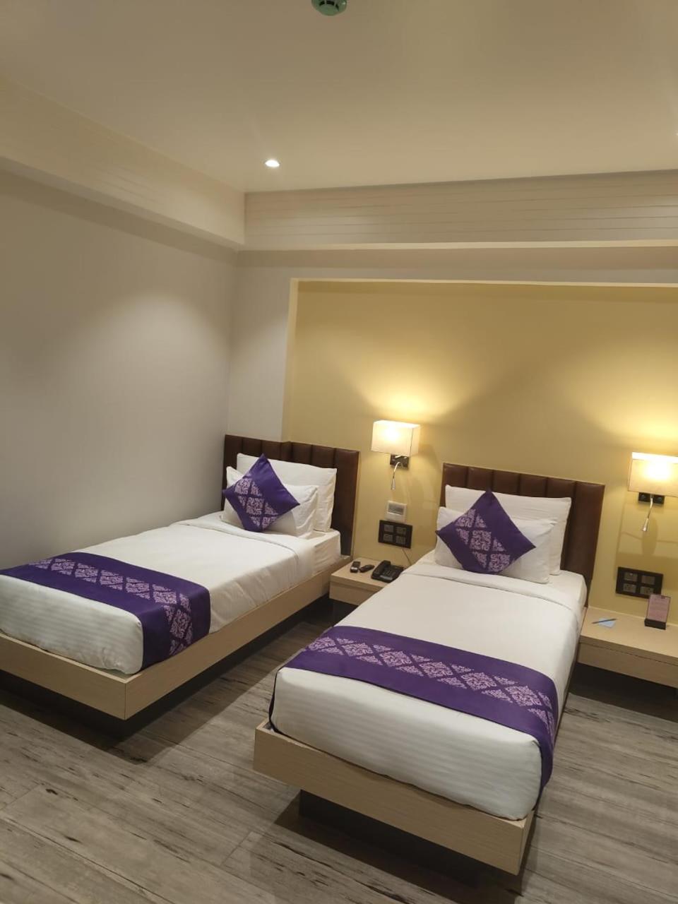 Deluxe Room with Queen or Twin Beds - Non-Smoking photo 3