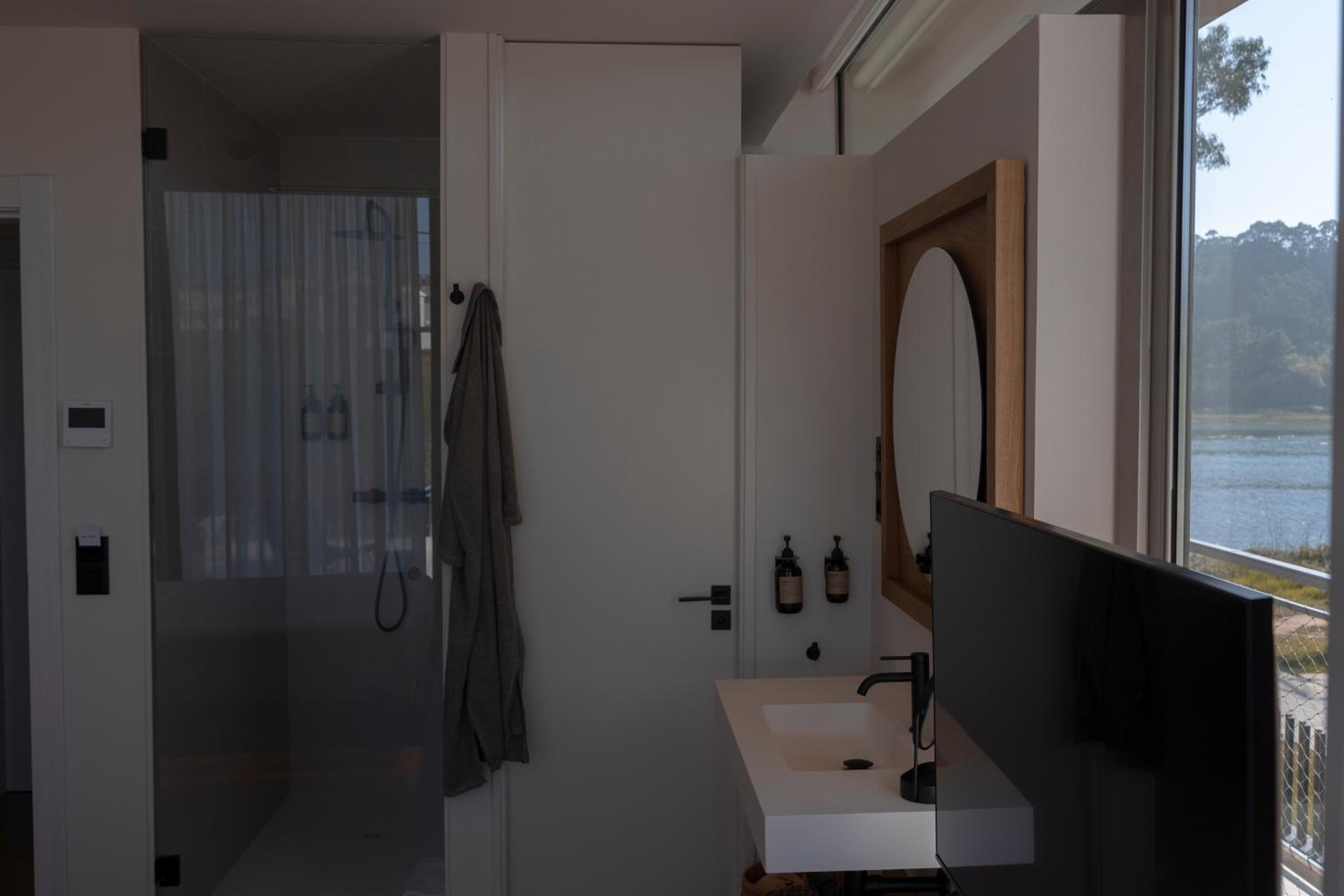 Deluxe Double Room with Side Sea View photo 2