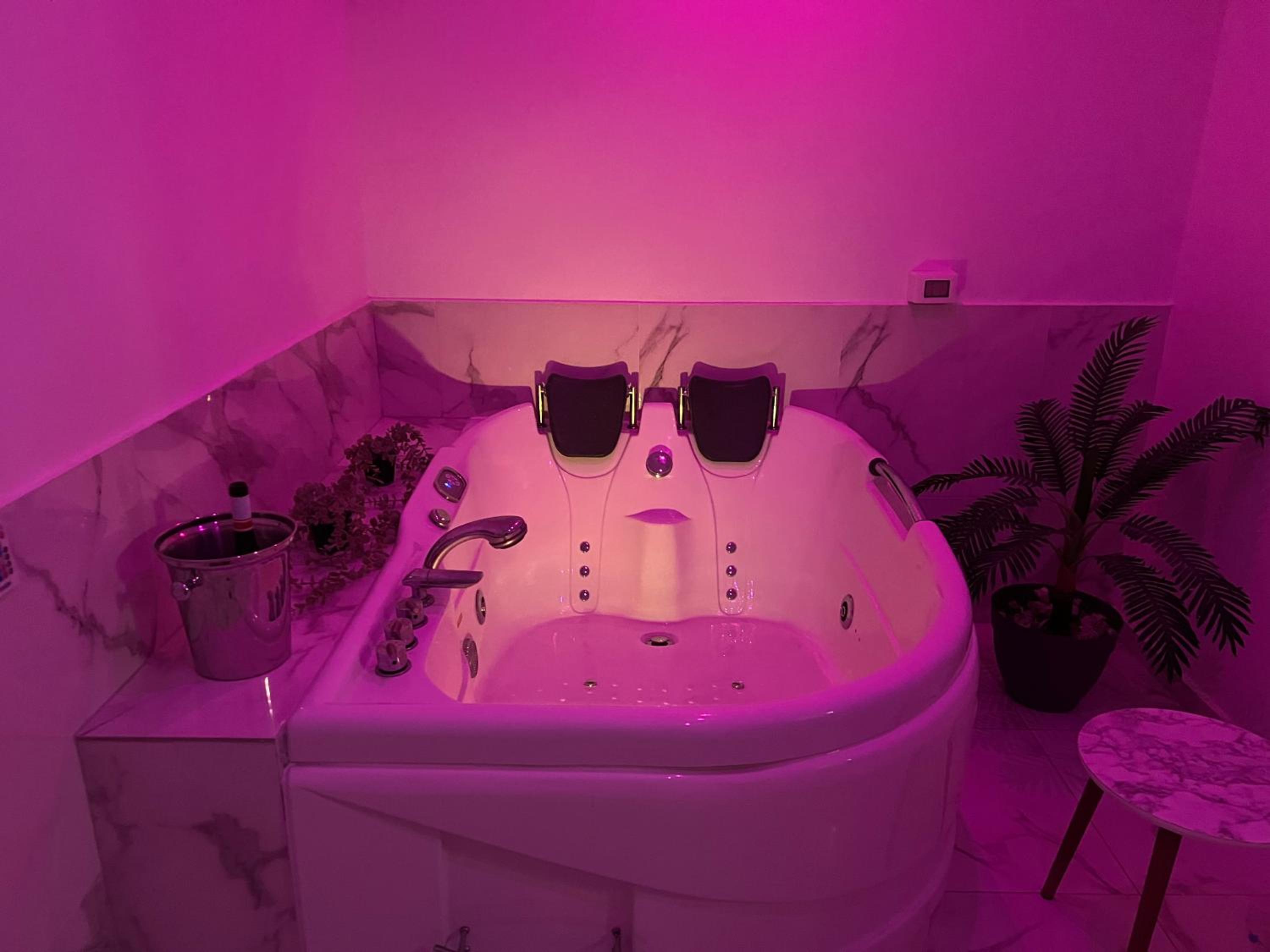King Room with Spa Bath - Photo 13