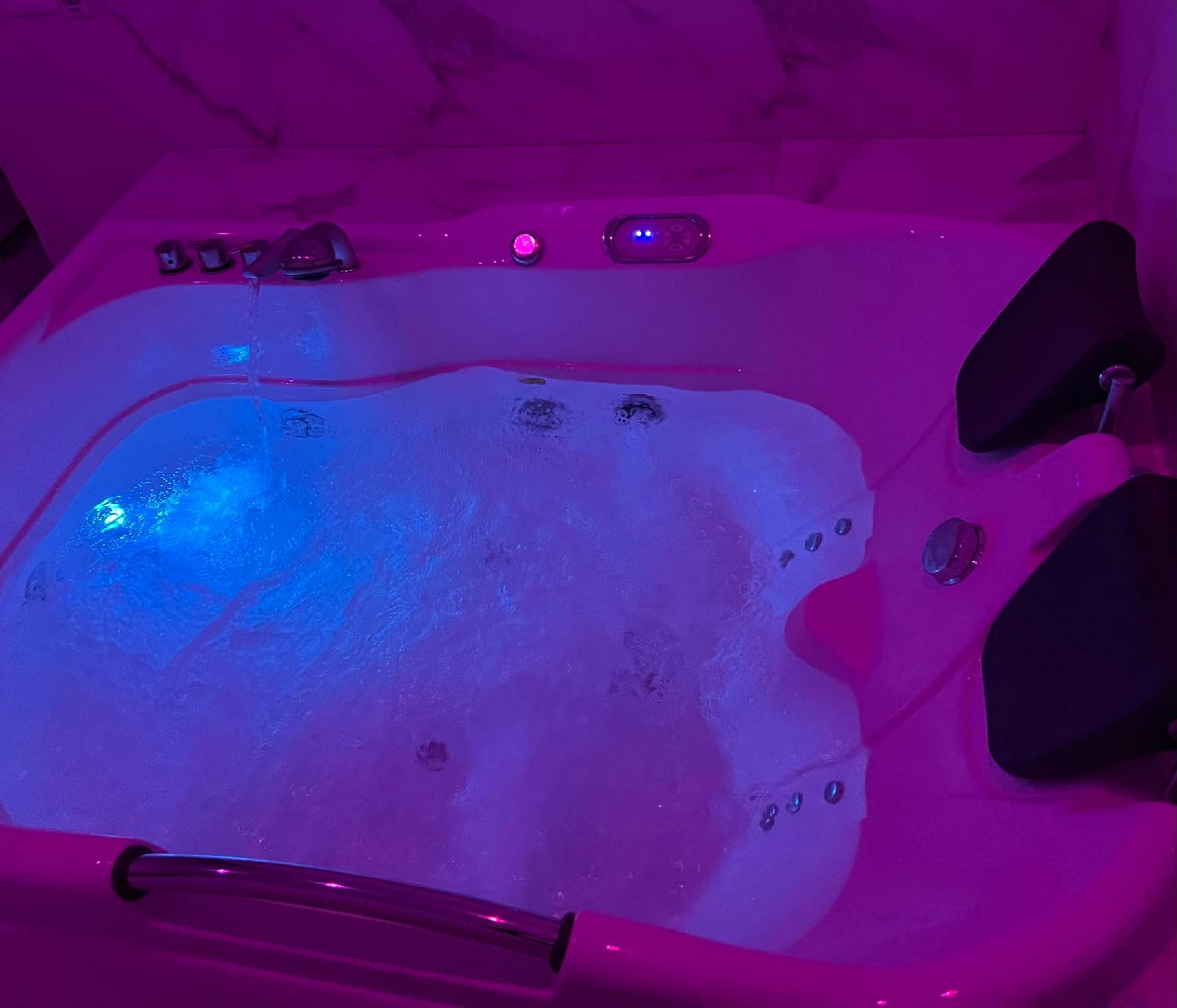 King Room with Spa Bath - Photo 11