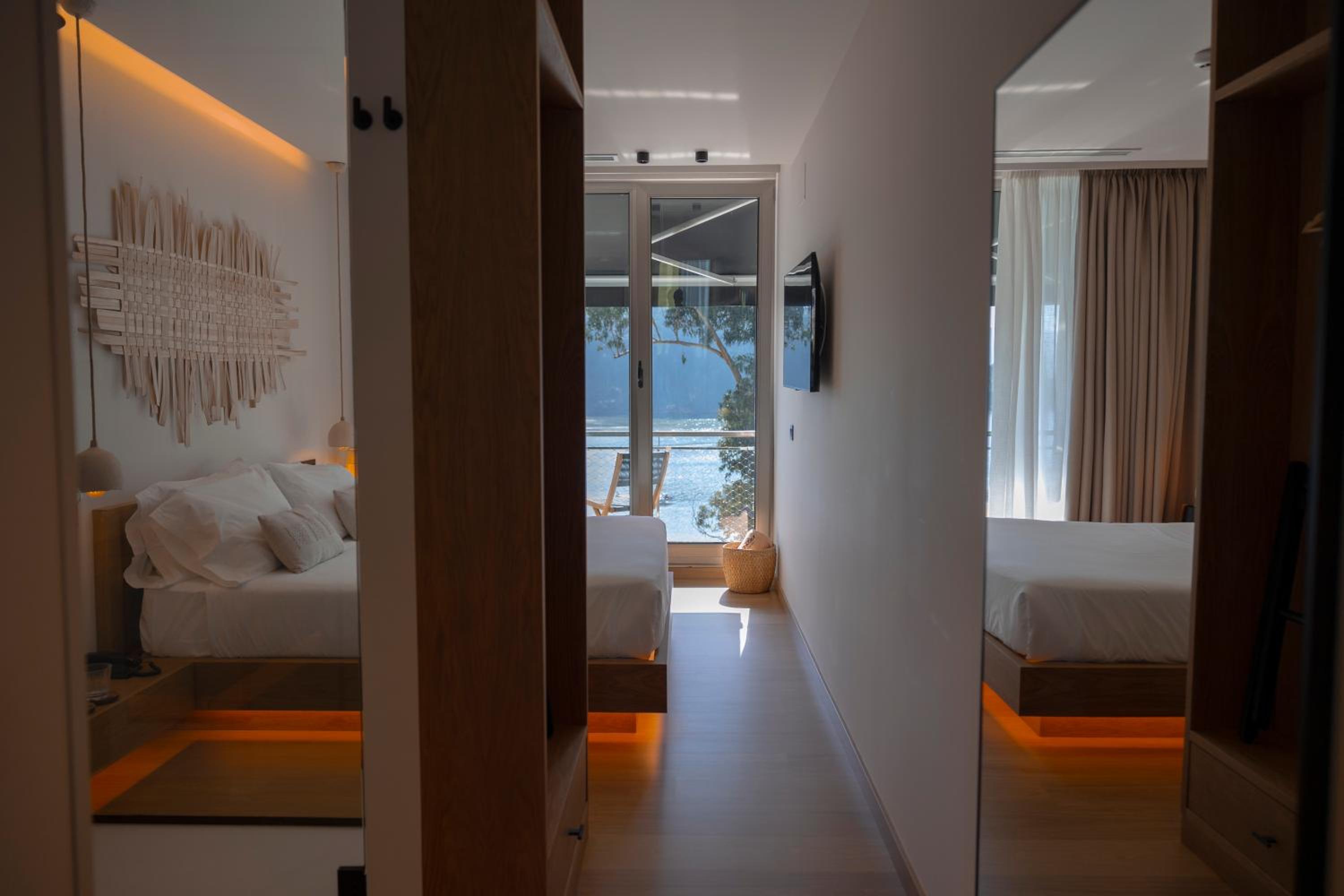 Double Room with Balcony and Sea View - Photo 5
