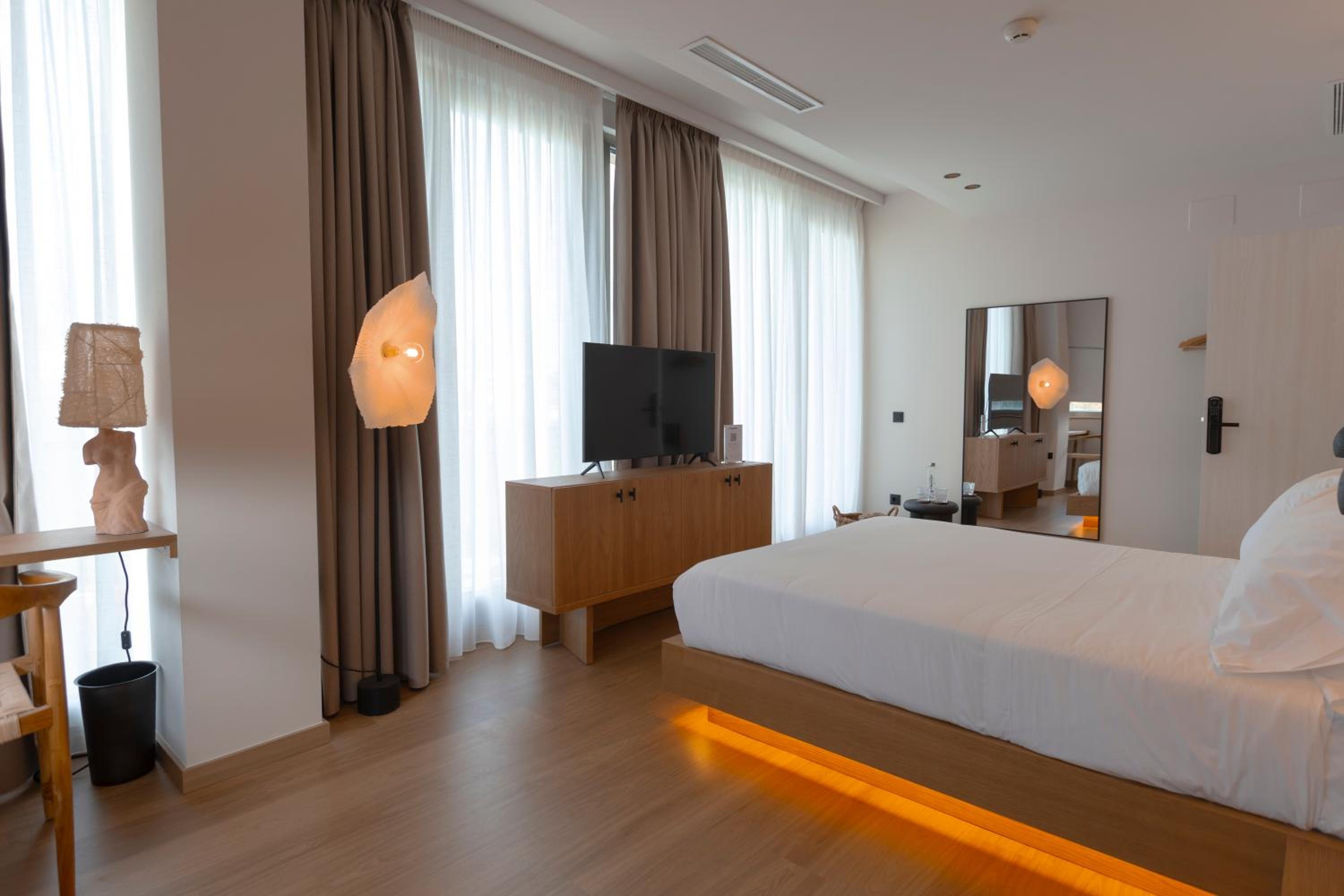 Deluxe Double Room with Side Sea View photo 2