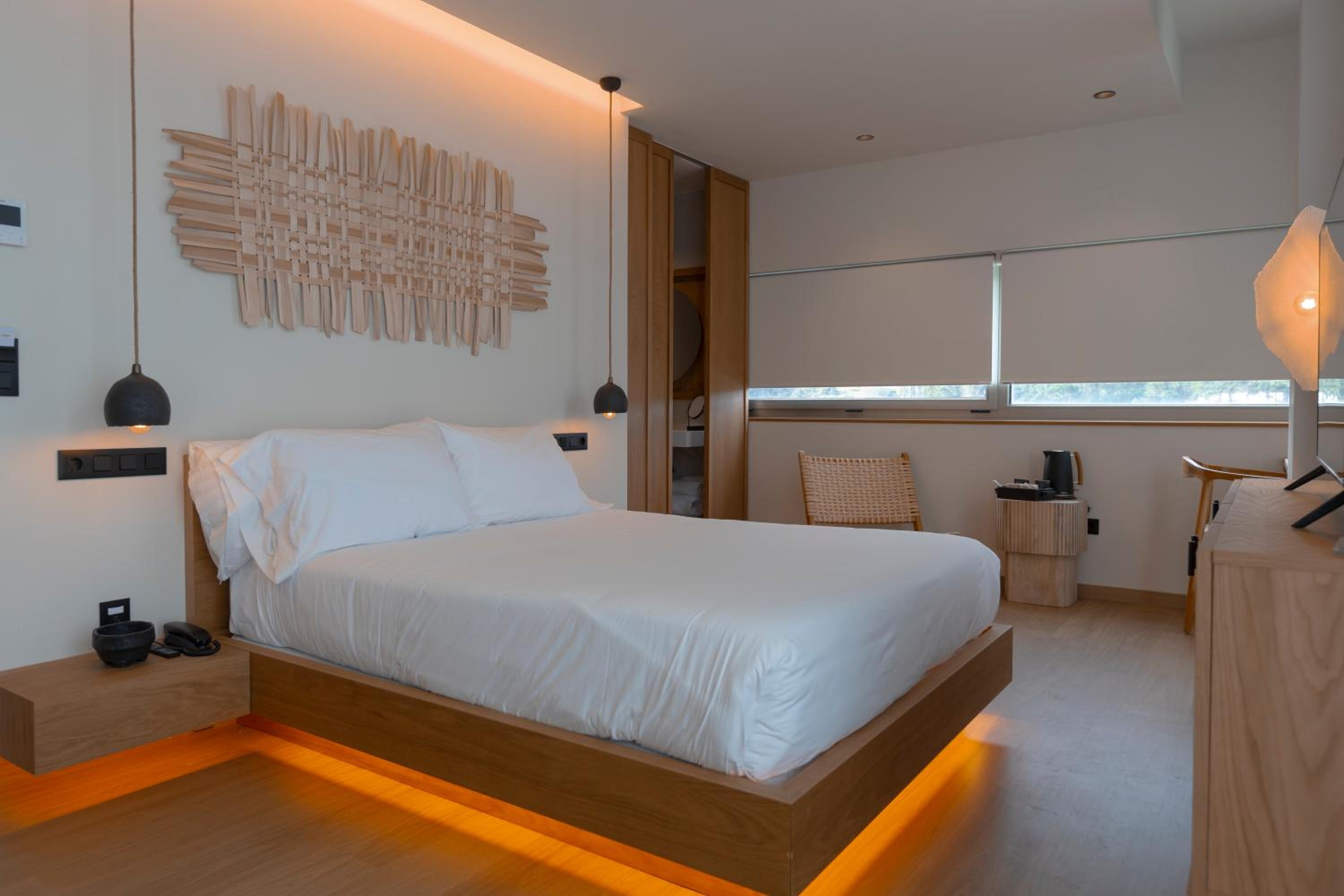 Deluxe Double Room with Side Sea View photo 3
