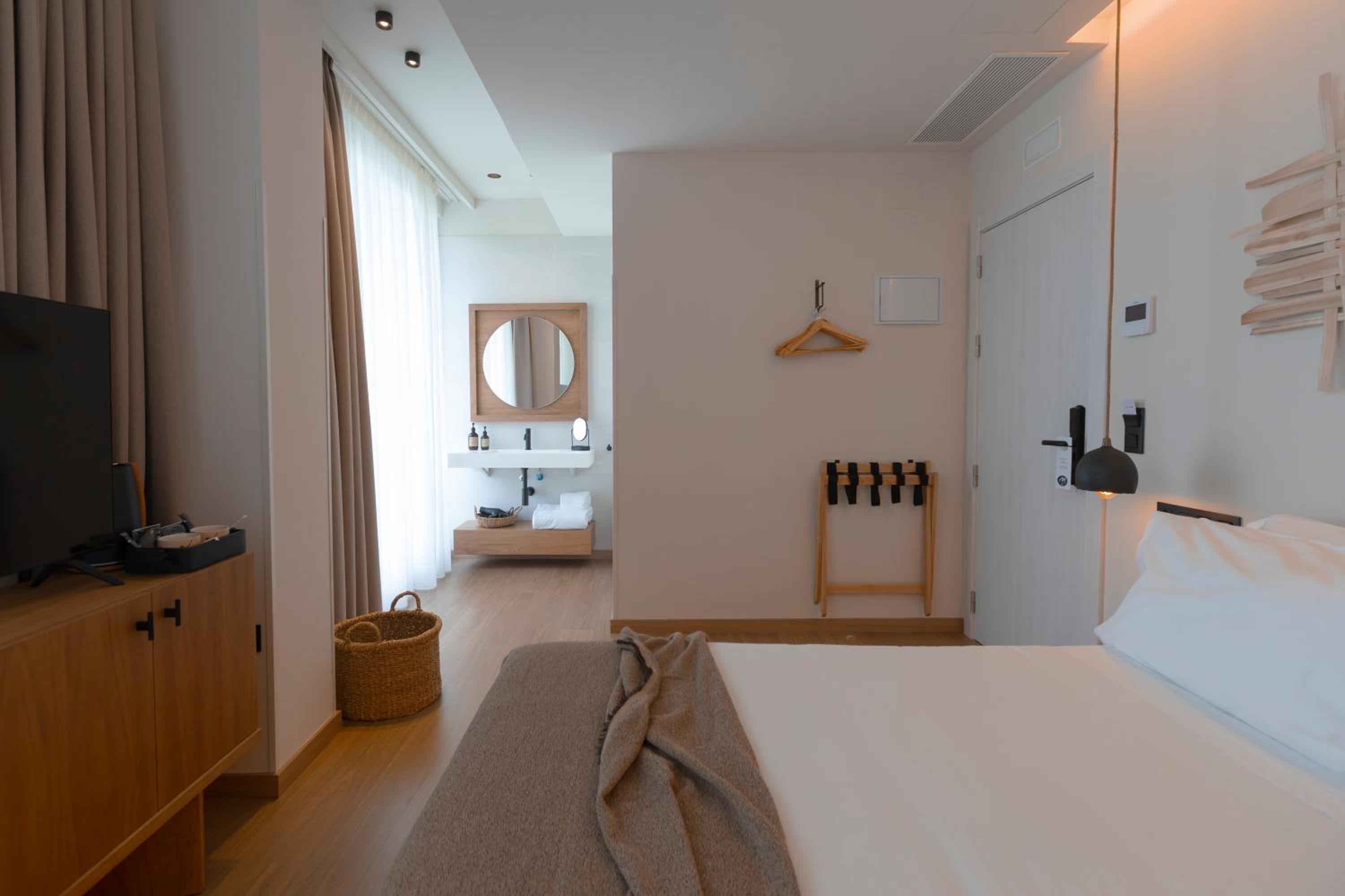 Deluxe Double Room with Balcony photo 3