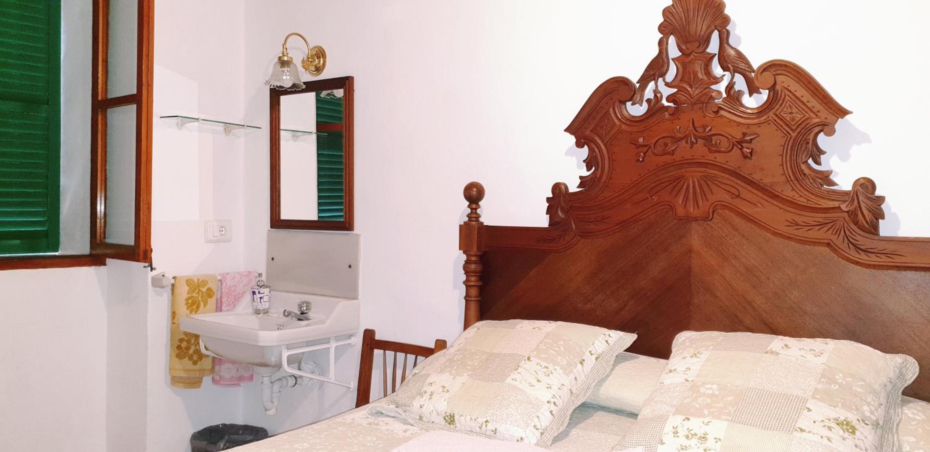 Double Room with Shared Bathroom photo 3