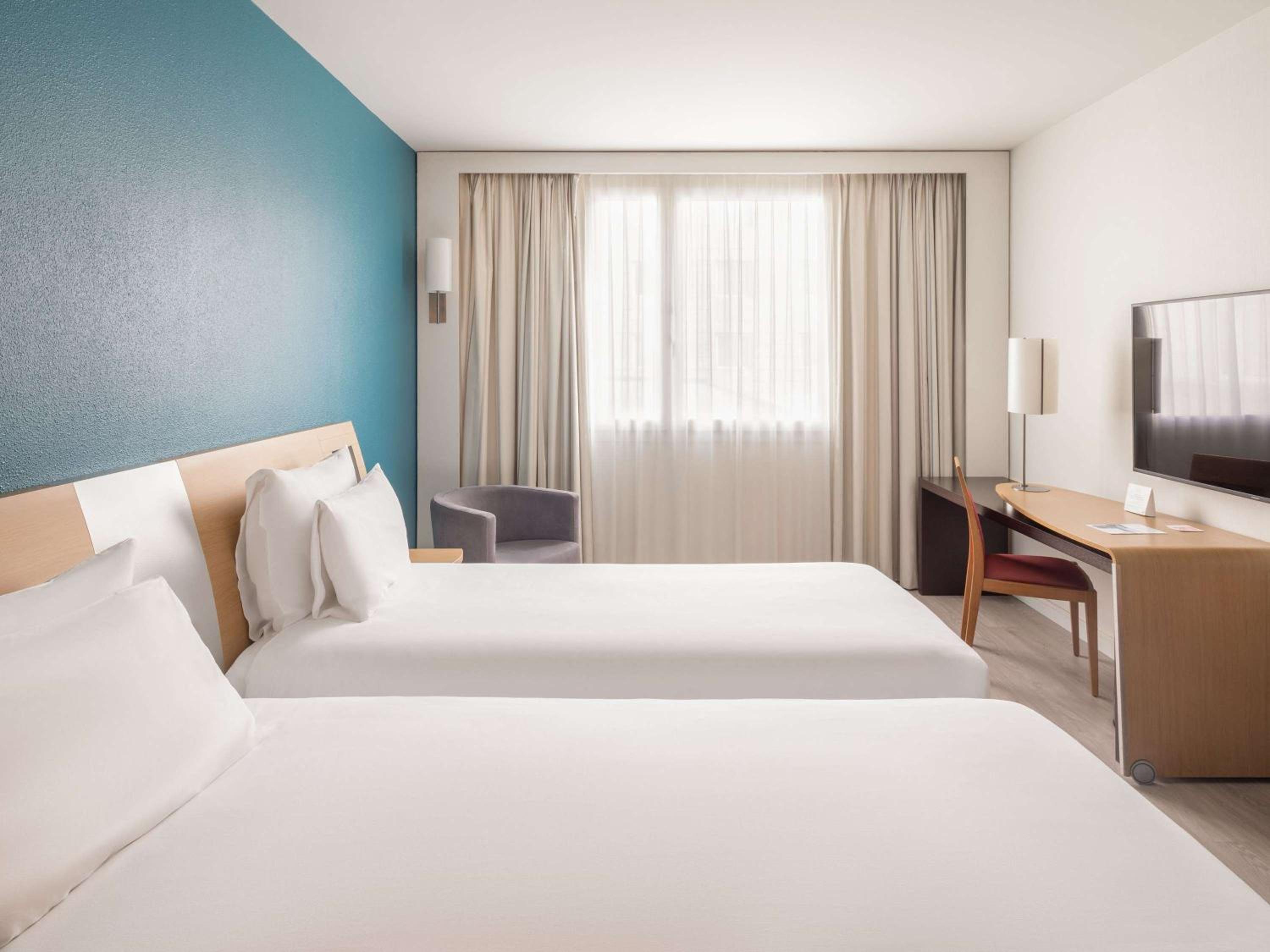 Executive Room with 1 Queen bed - Photo 9