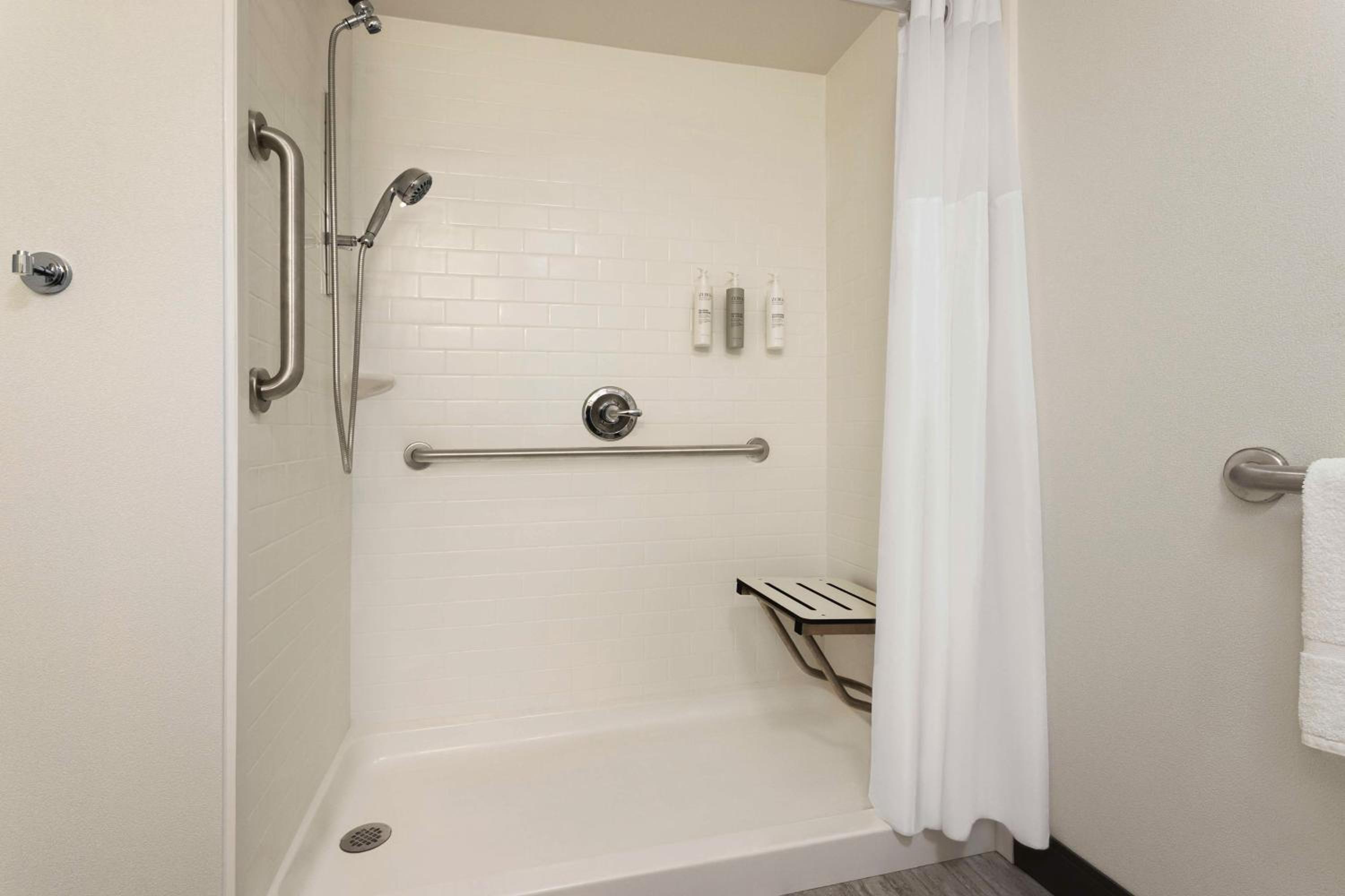King Room with Sofa Bed - Hearing Accessible - Photo 4