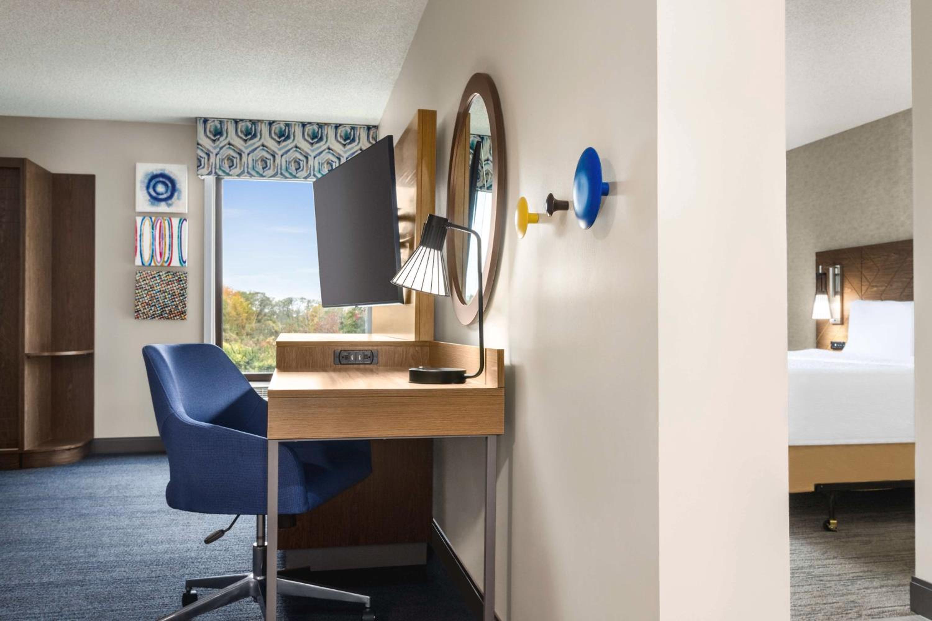 King Room with Sofa Bed - Hearing Accessible - Photo 3