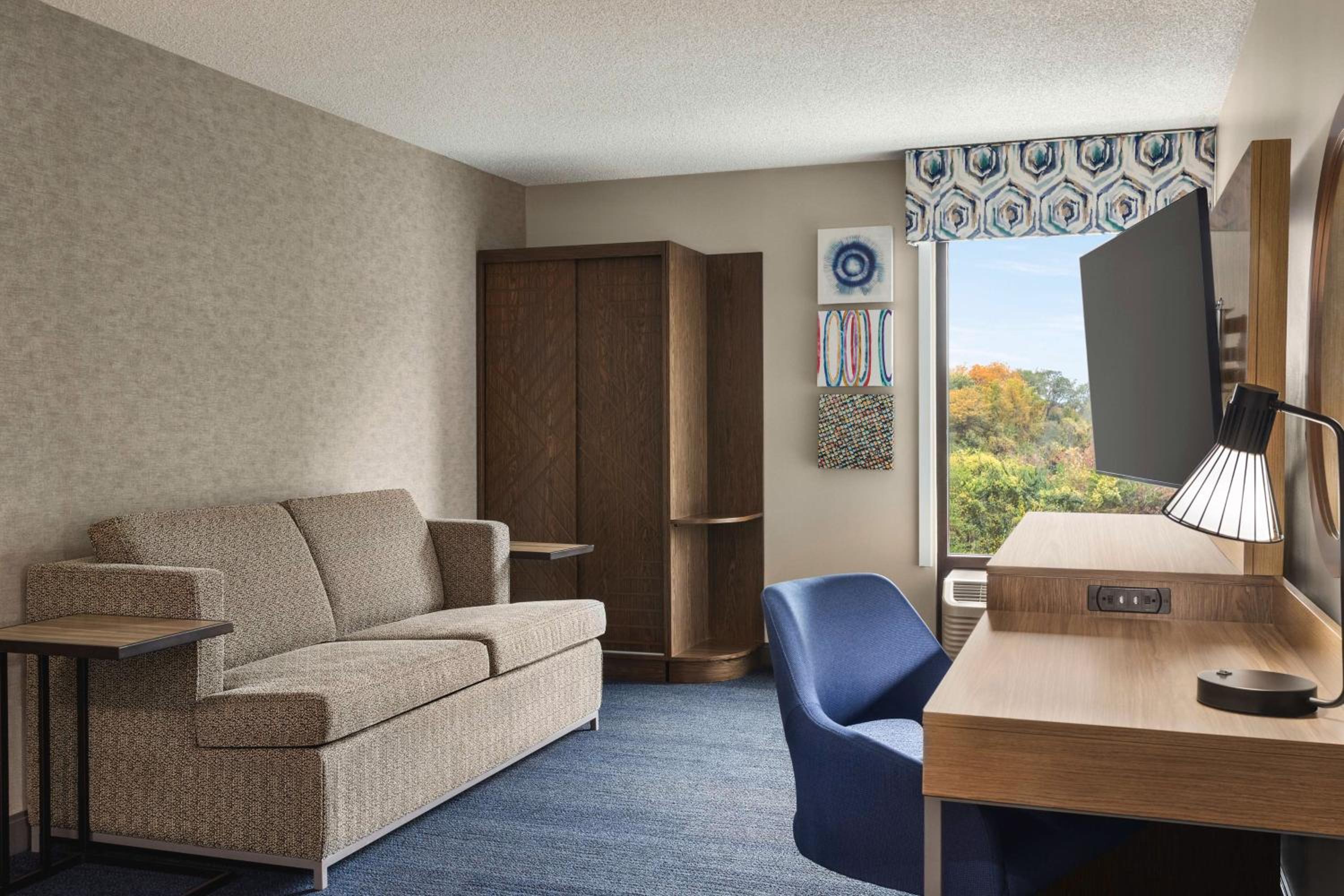 King Room with Sofa Bed - Hearing Accessible - Photo 2