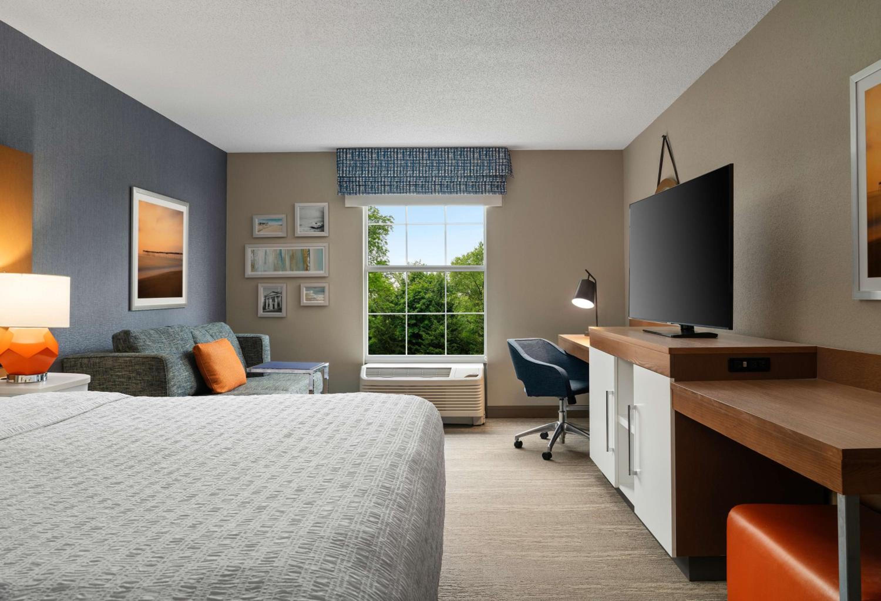 King Room with King Bed - Non-Smoking - Photo 1
