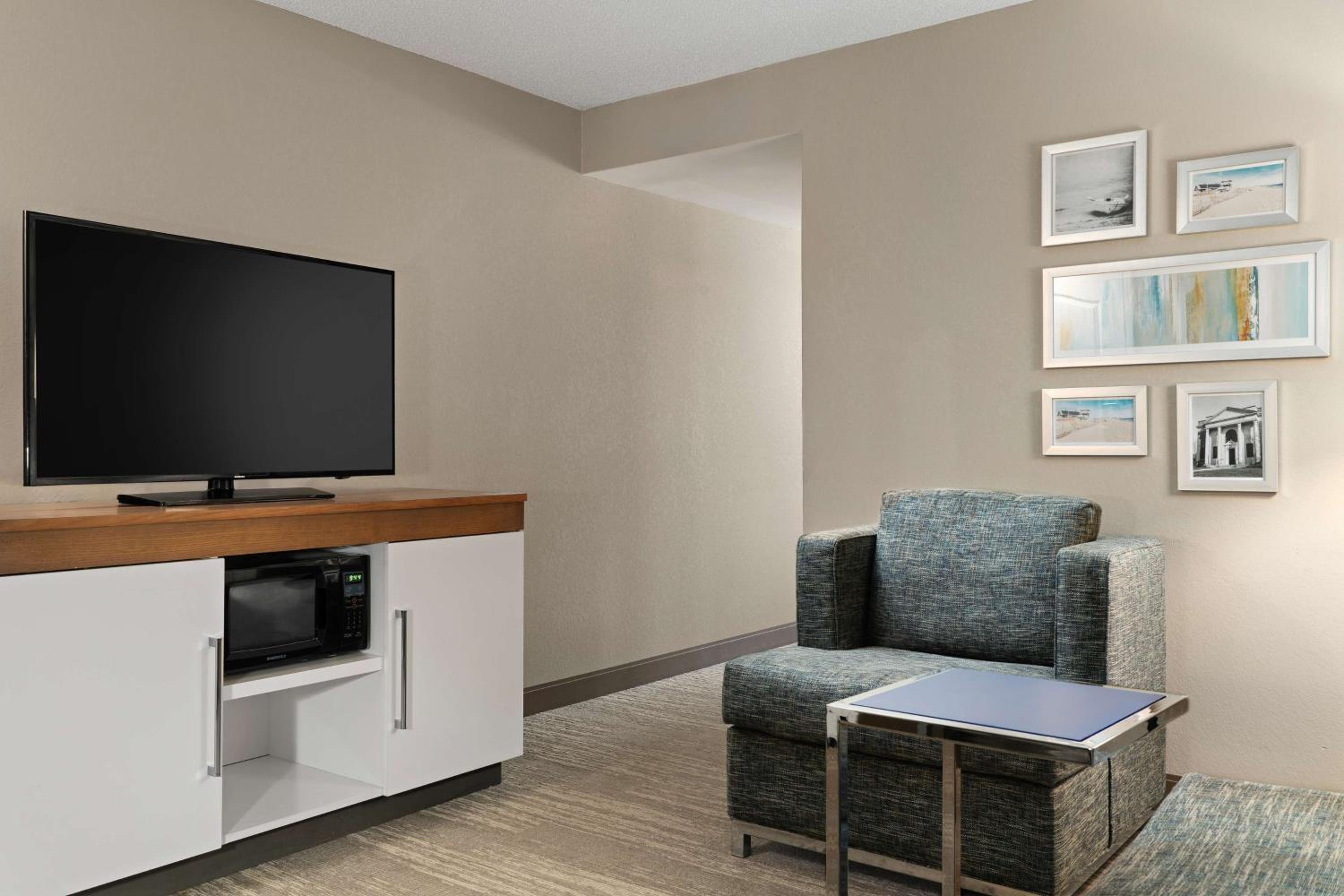 King Room with Sofa Bed - Non-Smoking - Photo 2