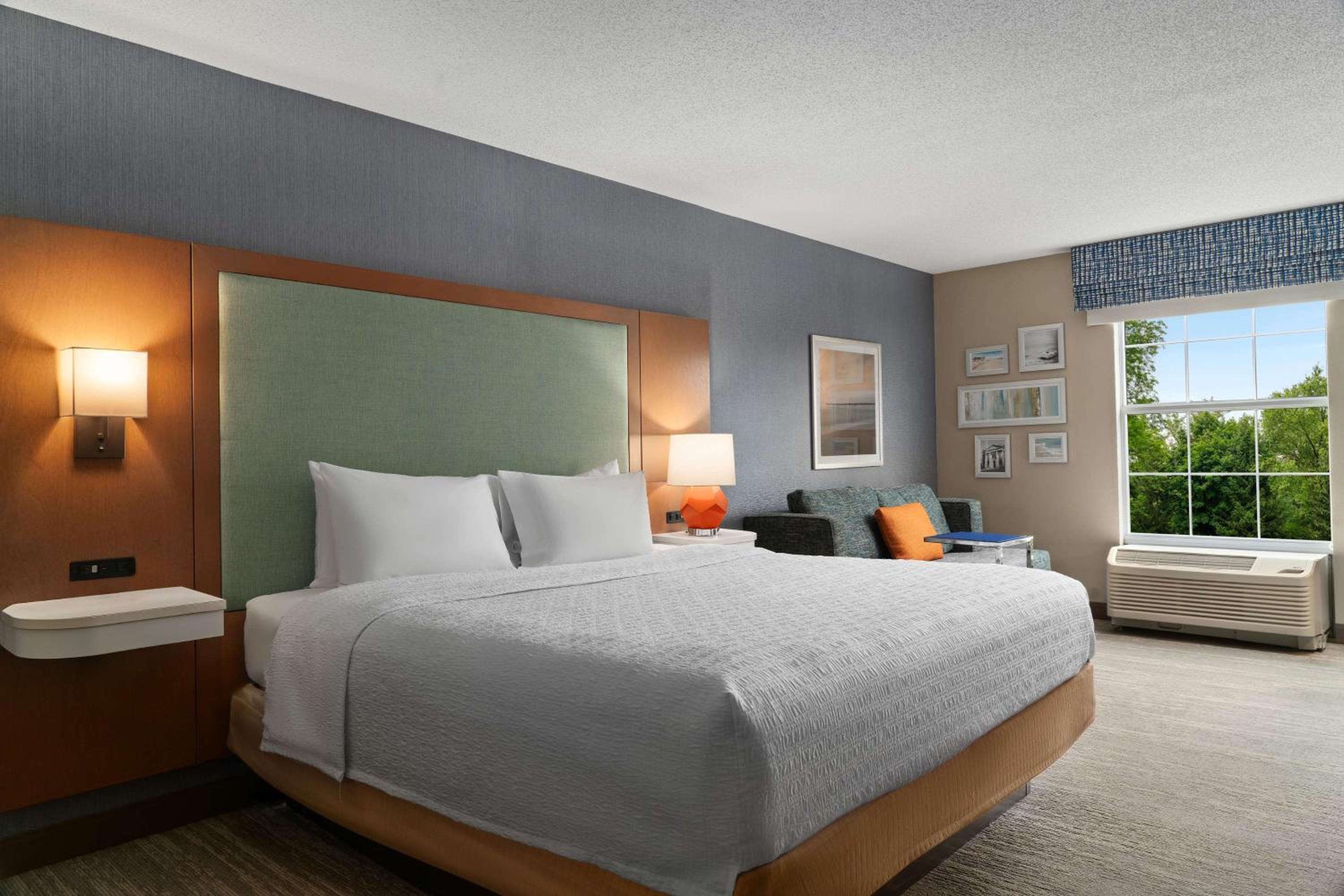 King Room with King Bed - Non-Smoking - Photo 4