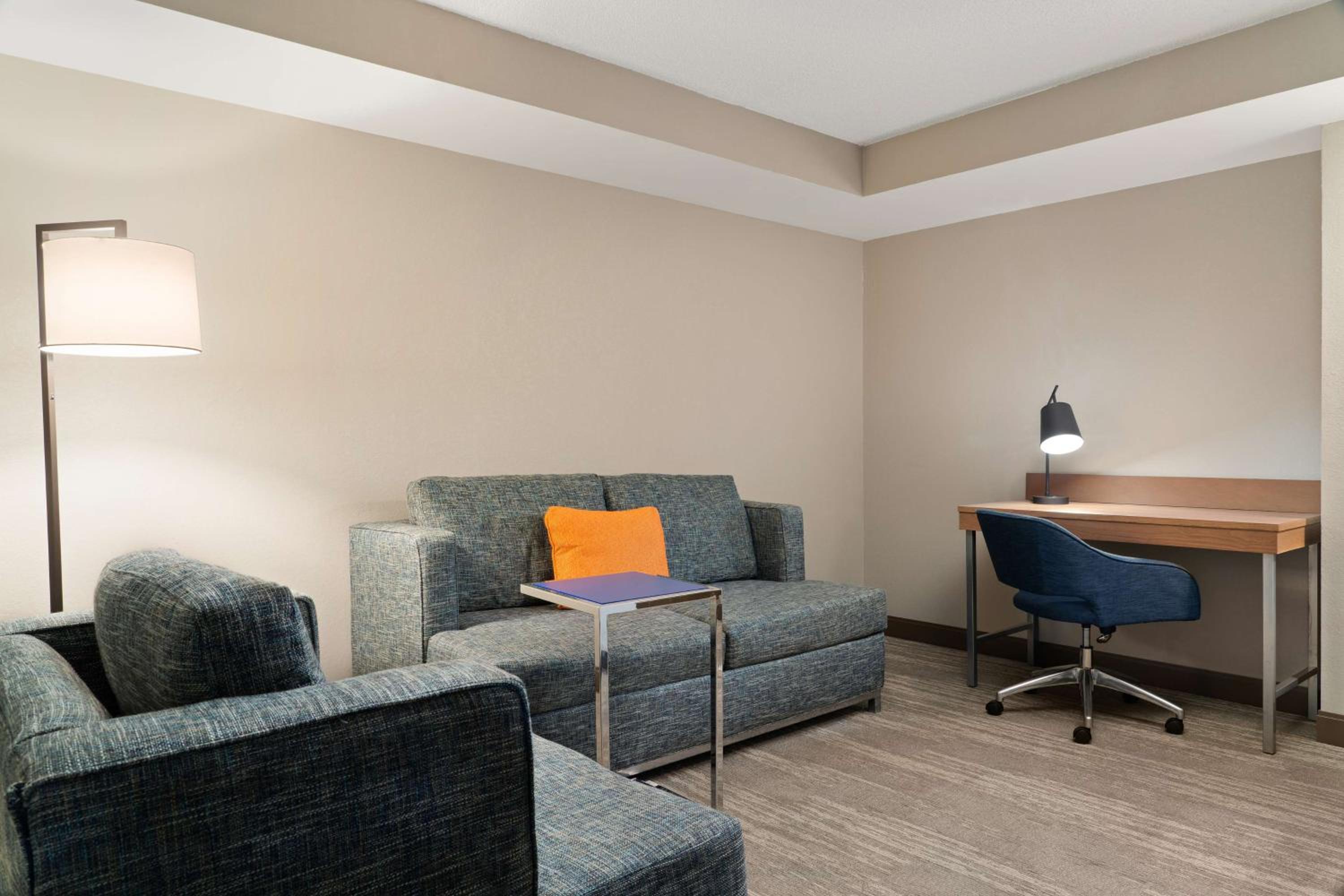 King Room with Sofa Bed - Non-Smoking - Photo 4