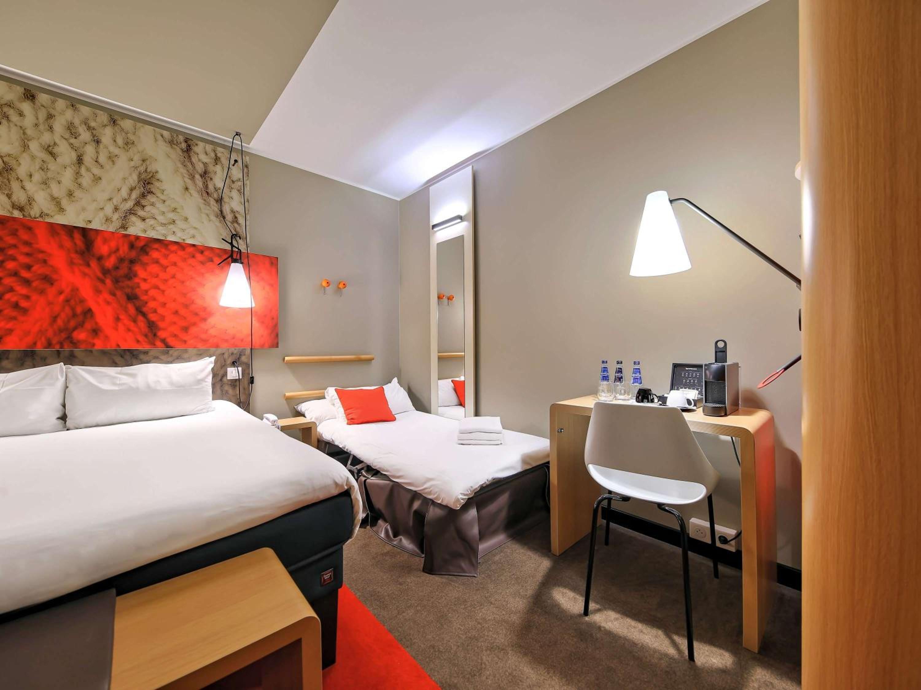 Queen Room with extra bed photo 3