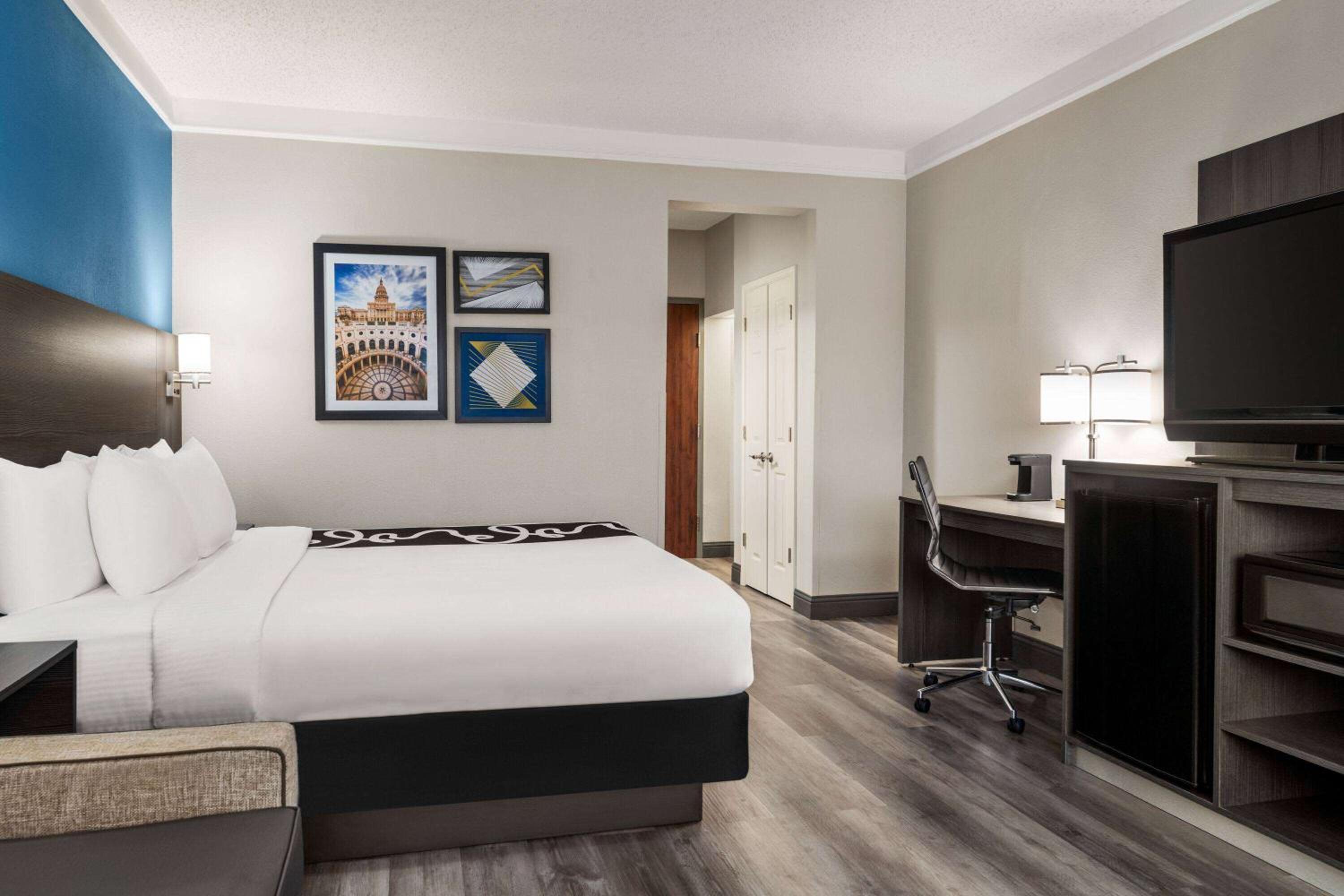Deluxe King Room - Photo 4