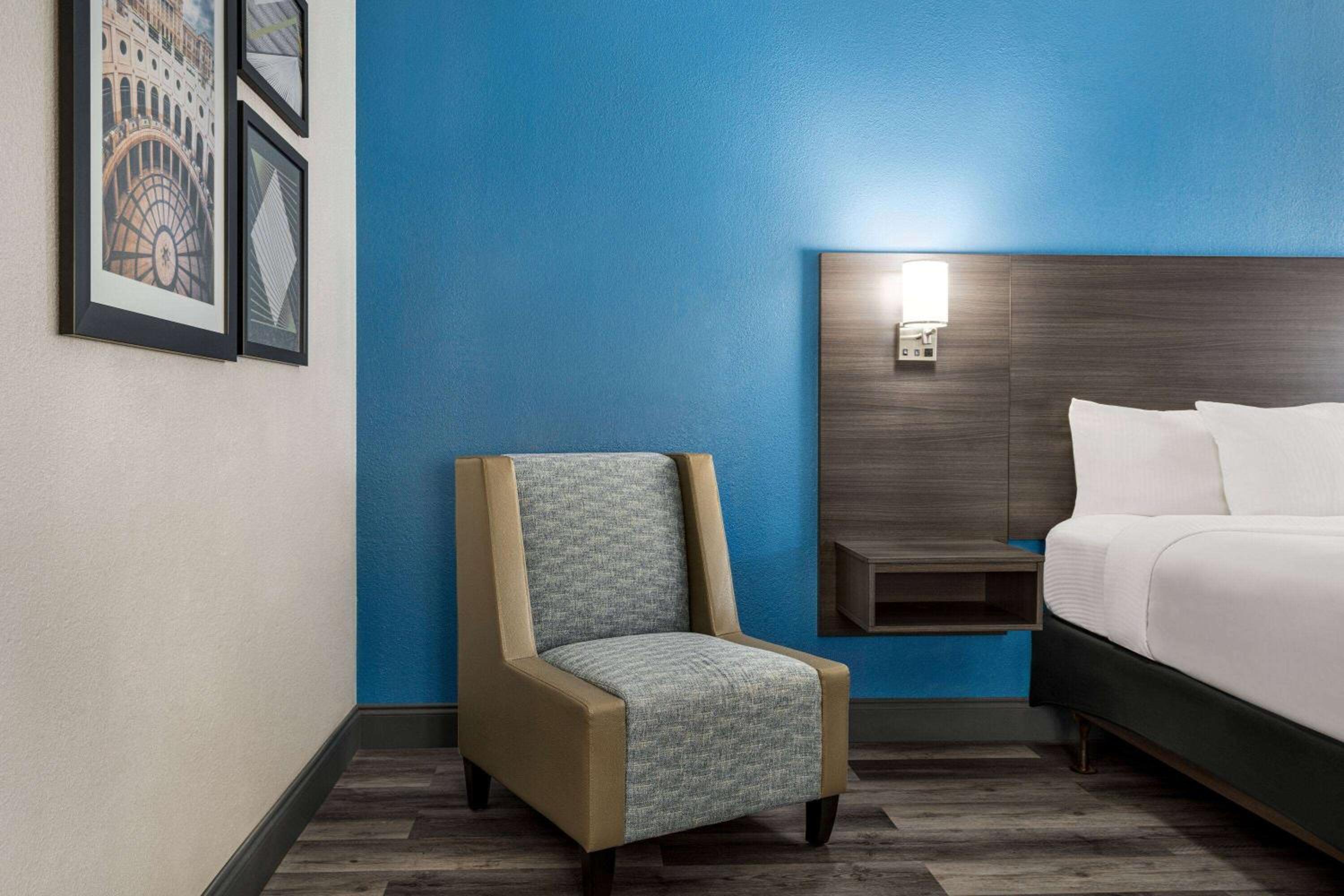 Deluxe Queen Room with Two Queen Beds - Non-Smoking - Photo 1