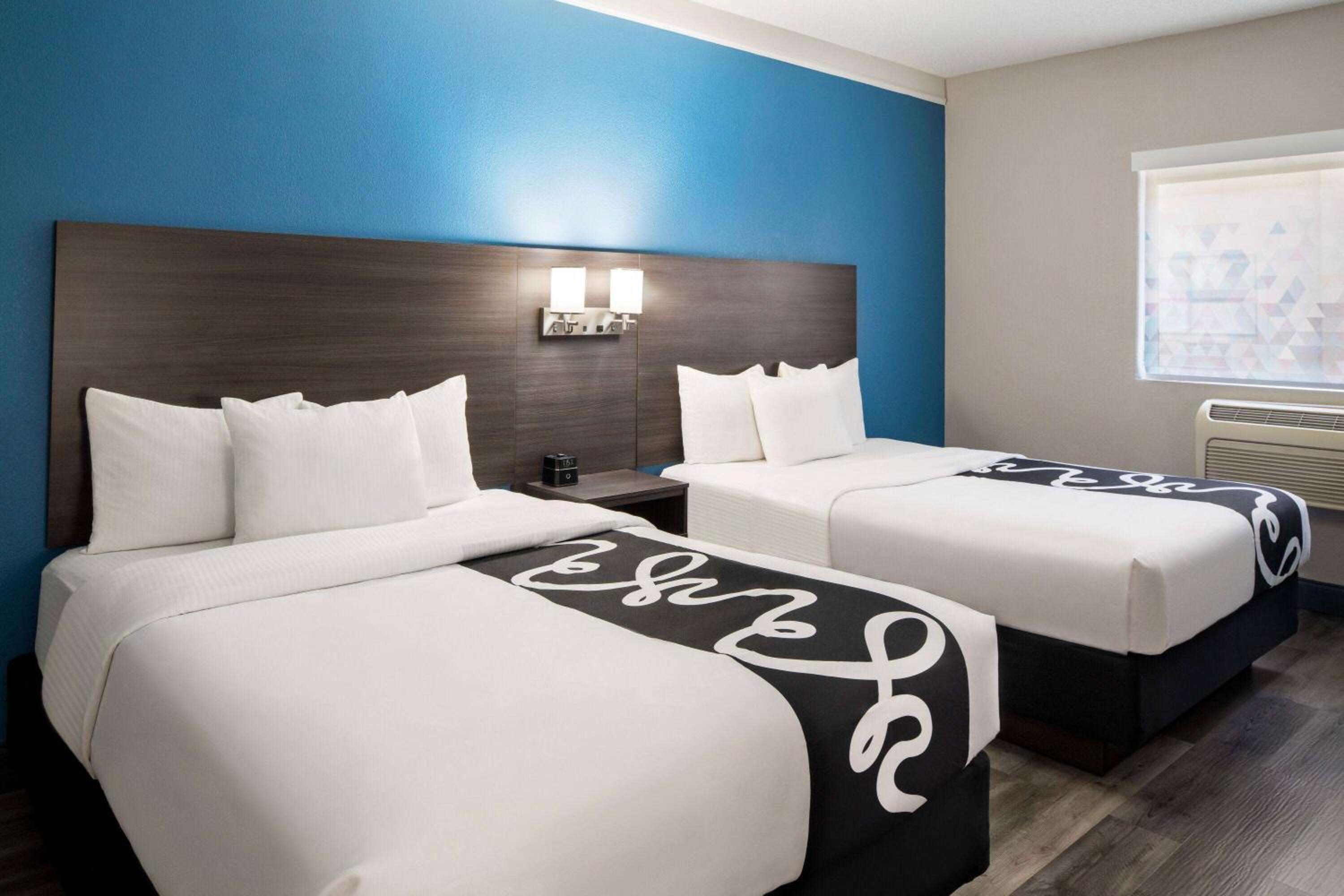 Deluxe Queen Room with Two Queen Beds - Non-Smoking - Photo 7