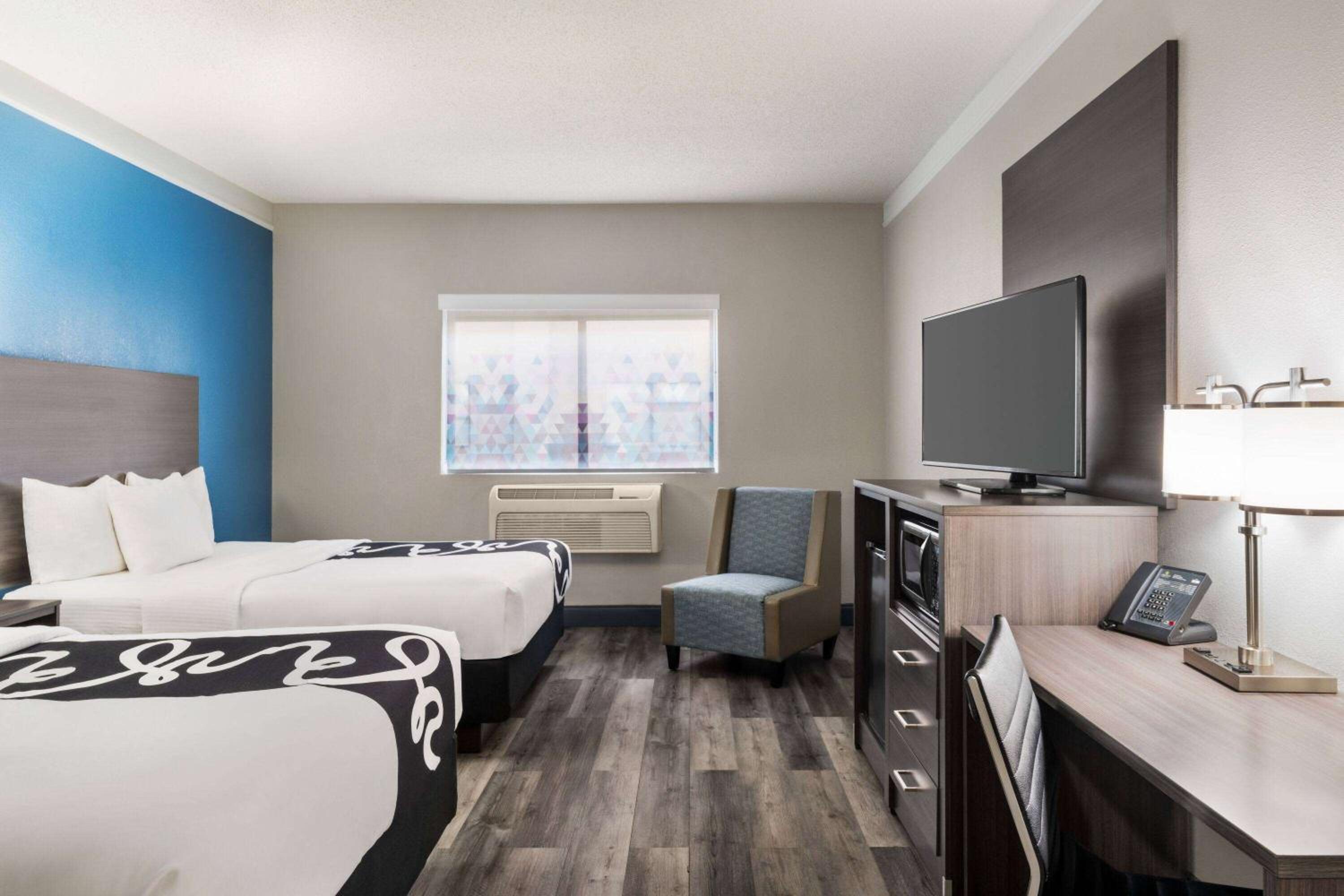 Deluxe Queen Room with Two Queen Beds - Non-Smoking - Photo 5