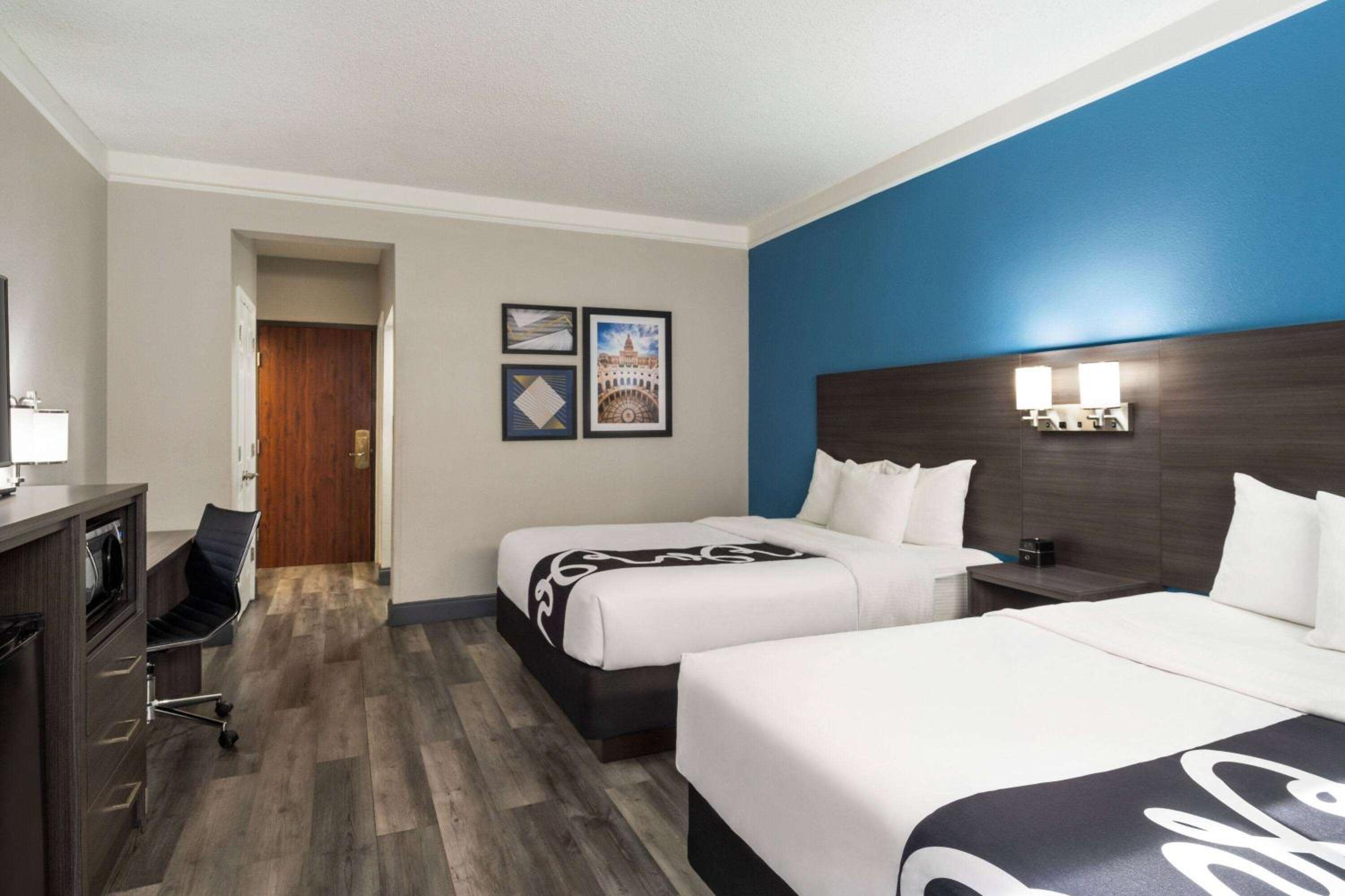Deluxe Queen Room with Two Queen Beds - Non-Smoking - Photo 2