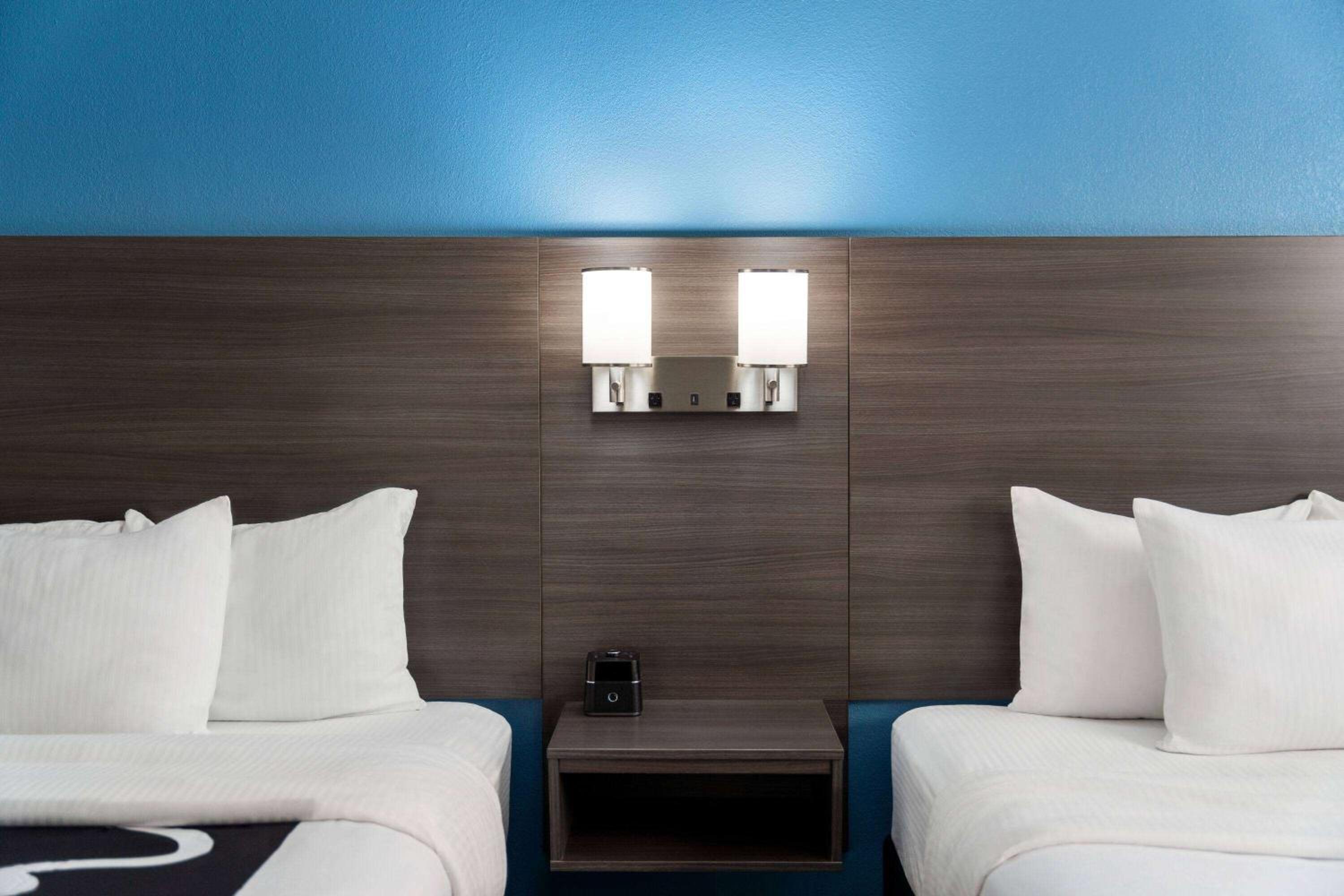 Deluxe Queen Room with Two Queen Beds - Non-Smoking - Photo 3