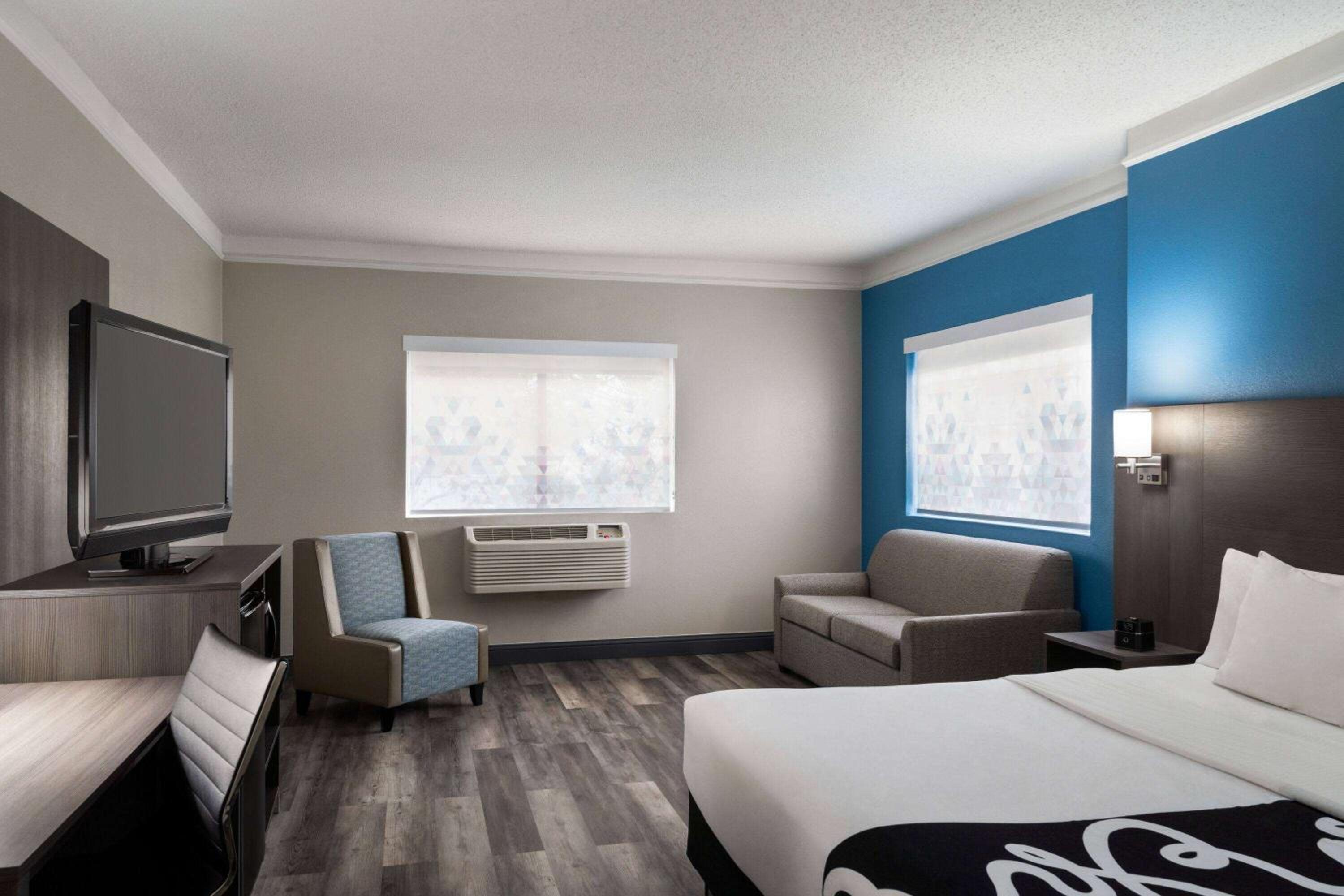 Deluxe King Room - Photo 3