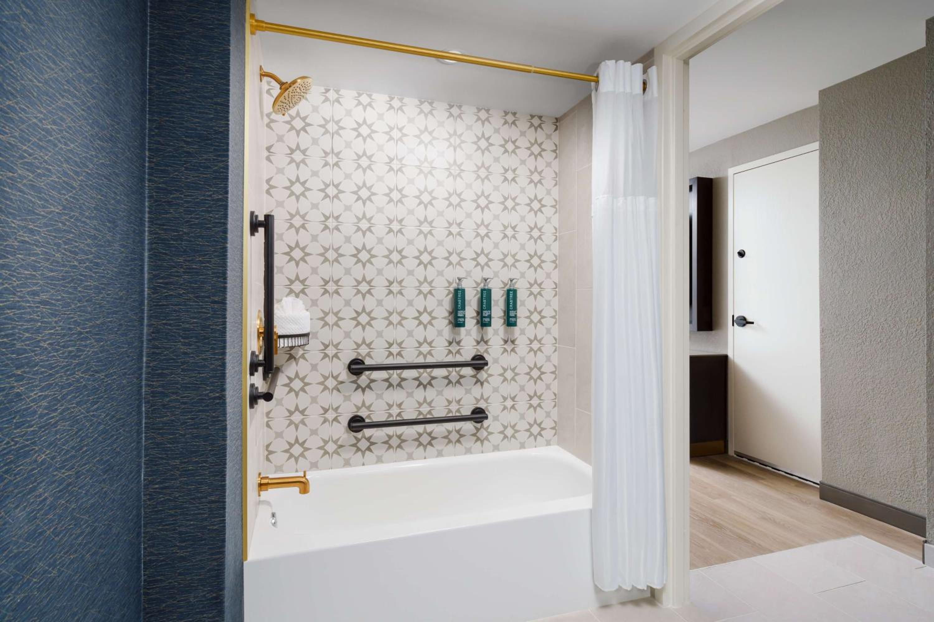 Deluxe King Room with Tub - Mobility Accessible - Photo 5
