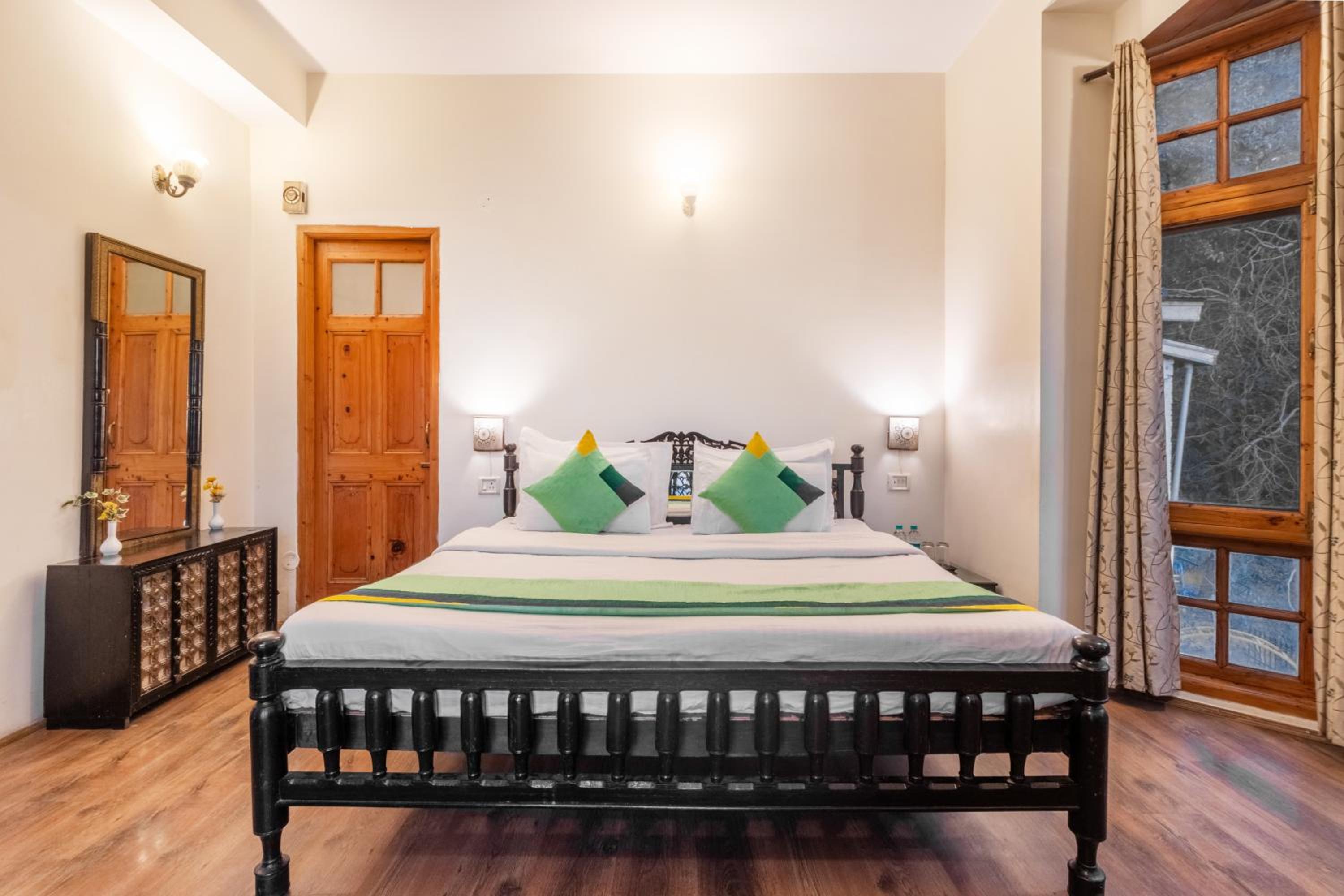 Deluxe Room with Balcony & Mountain View photo 3