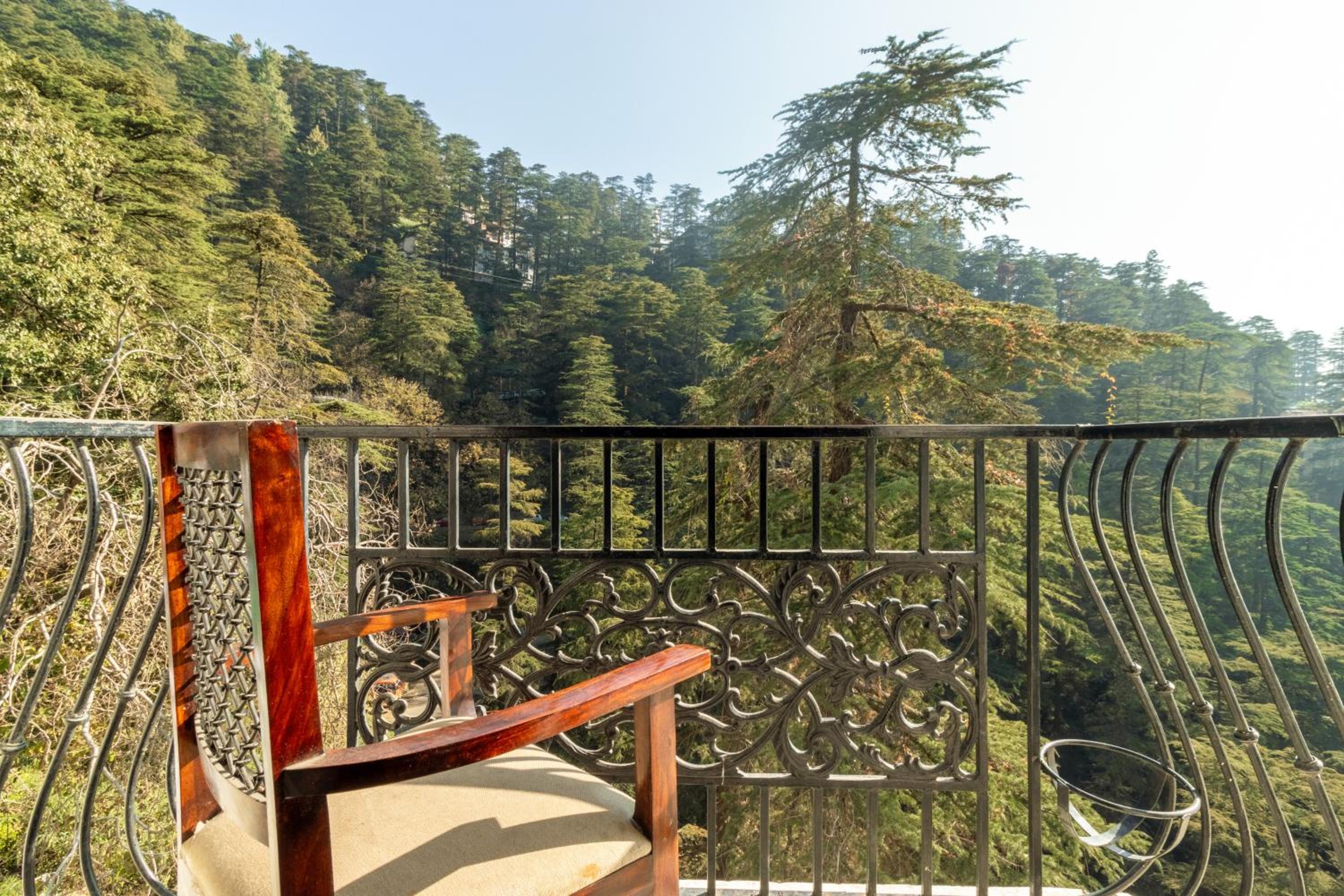 Deluxe Room with Balcony & Mountain View photo 2