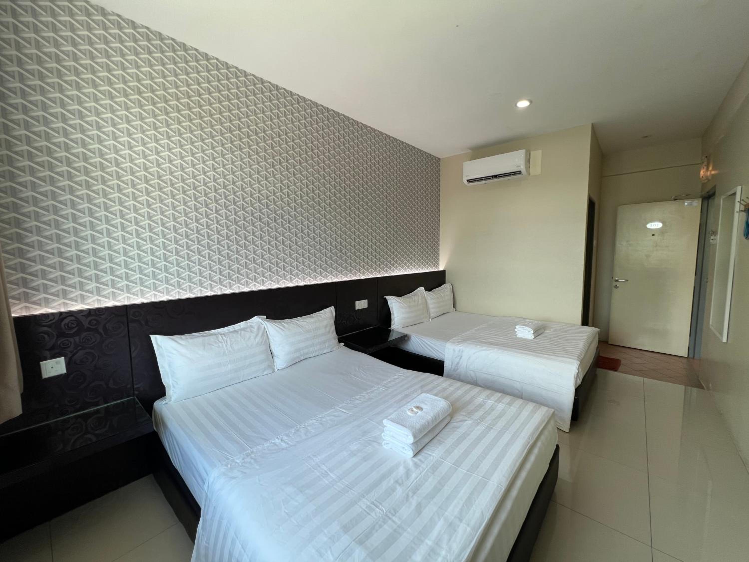 Quadruple Room with Private Bathroom photo 1
