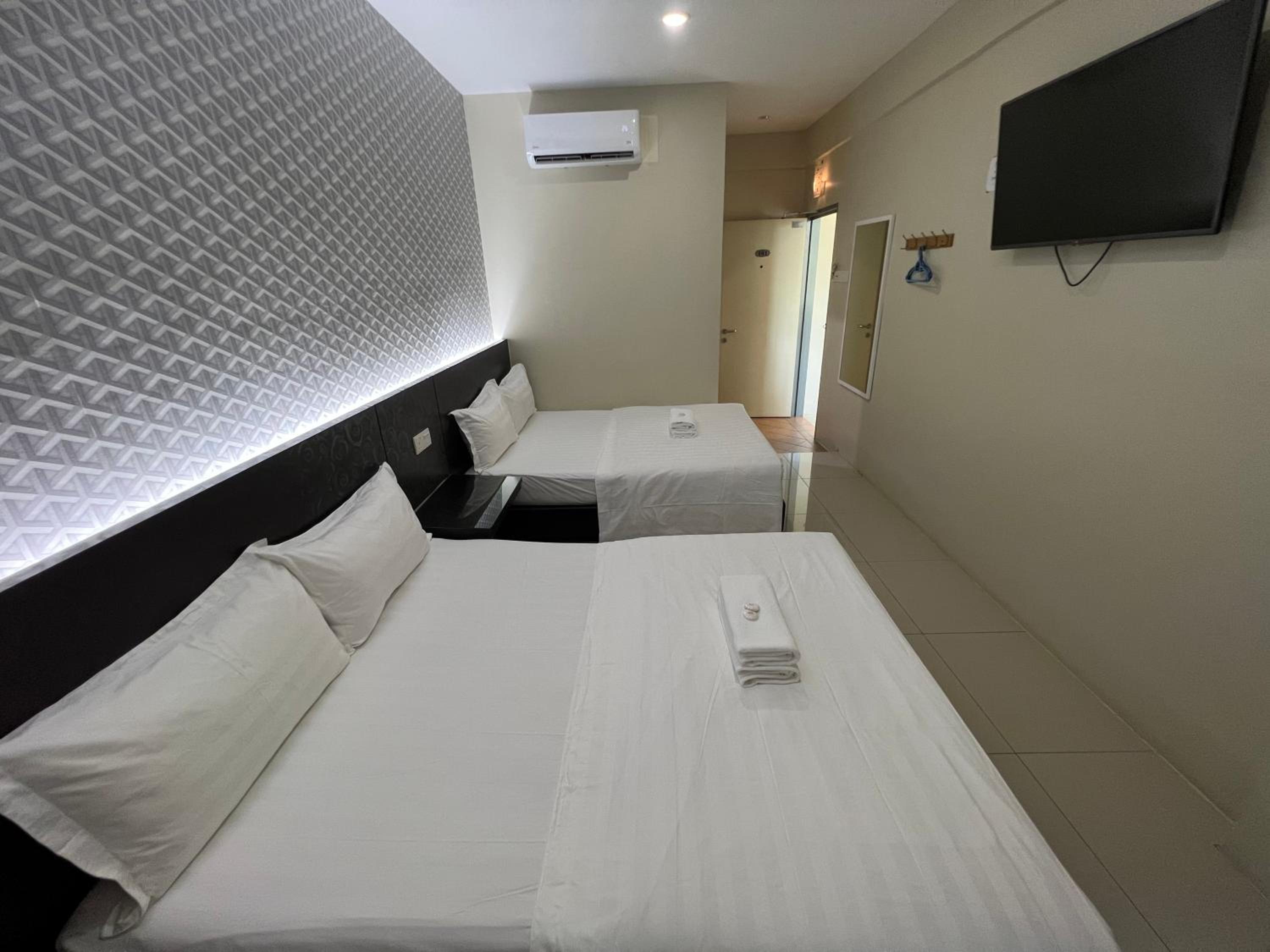 Quadruple Room with Private Bathroom photo 3