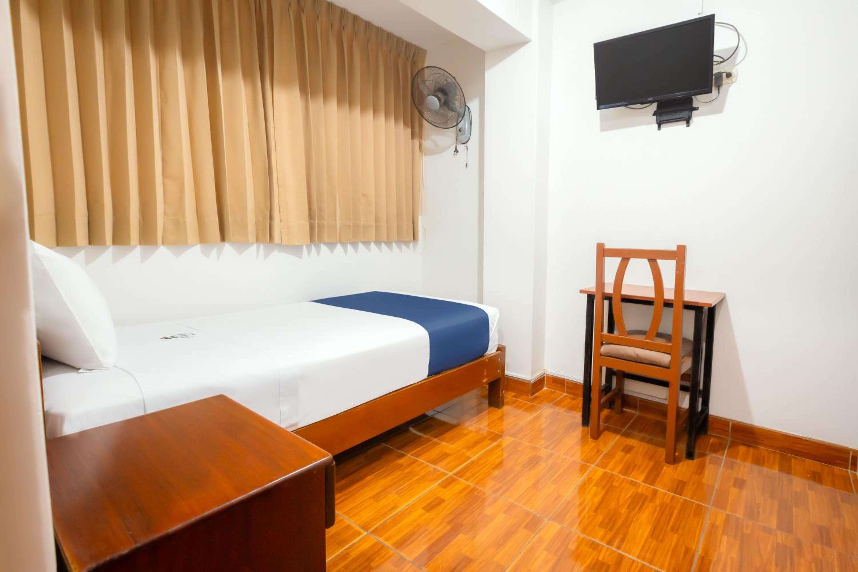 Single Room with Private Bathroom photo 2