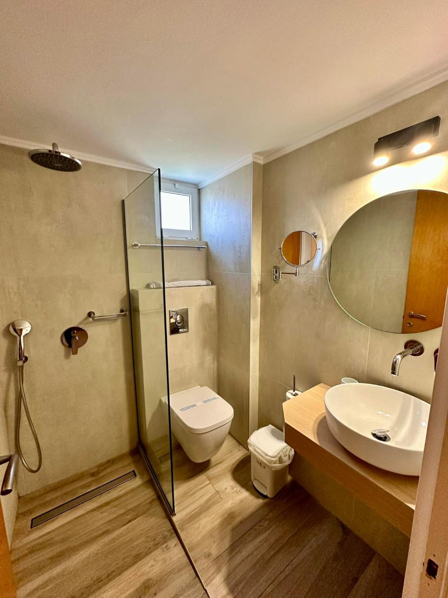 Deluxe Double Room - Photo 29