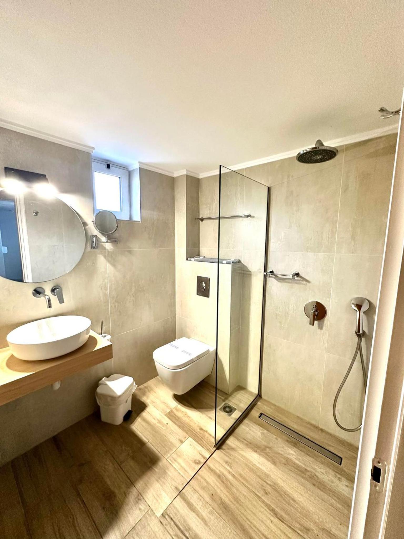 Deluxe Double Room - Photo 14