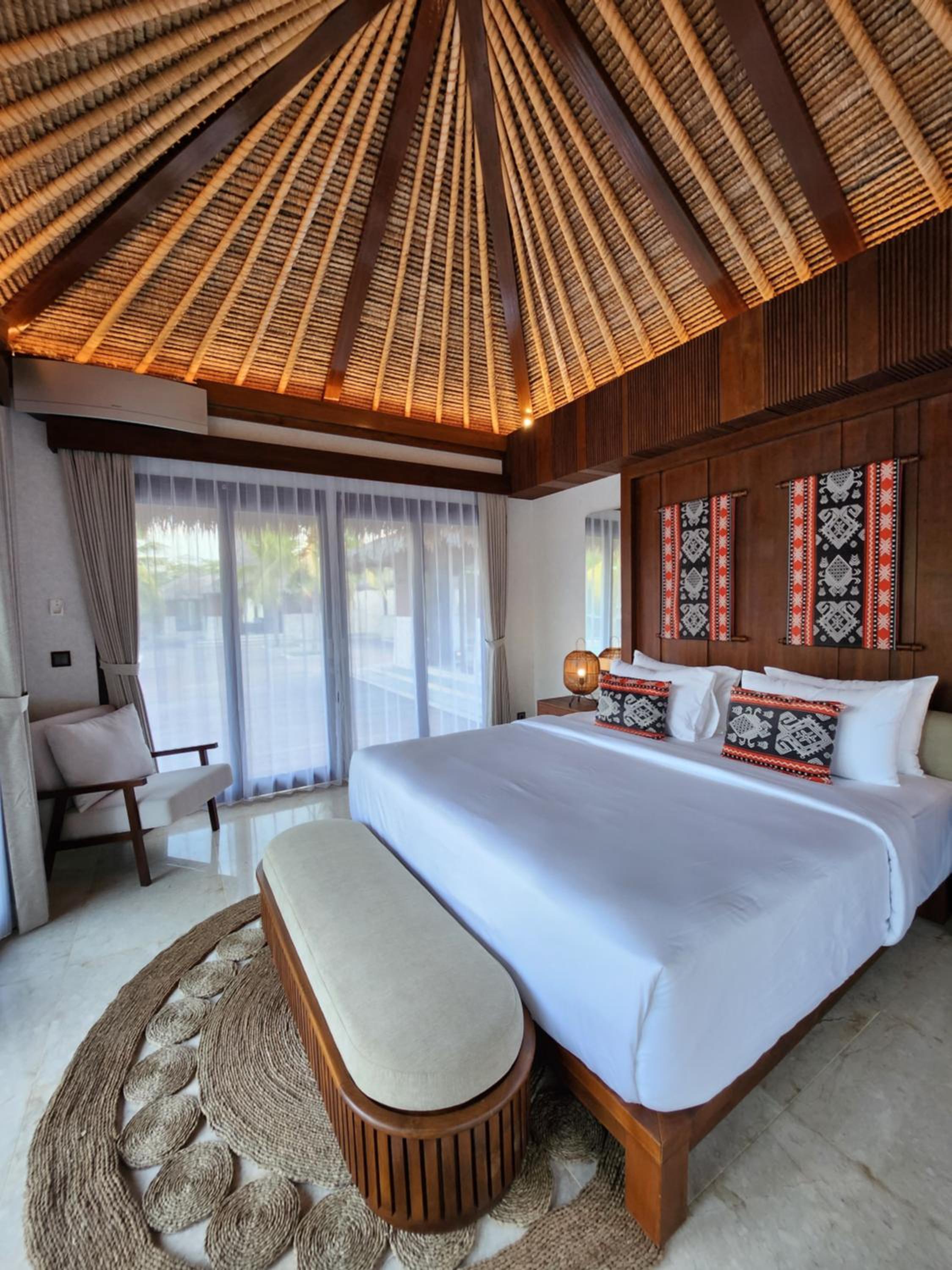 One Bedroom Ocean Front Villa - Photo 5