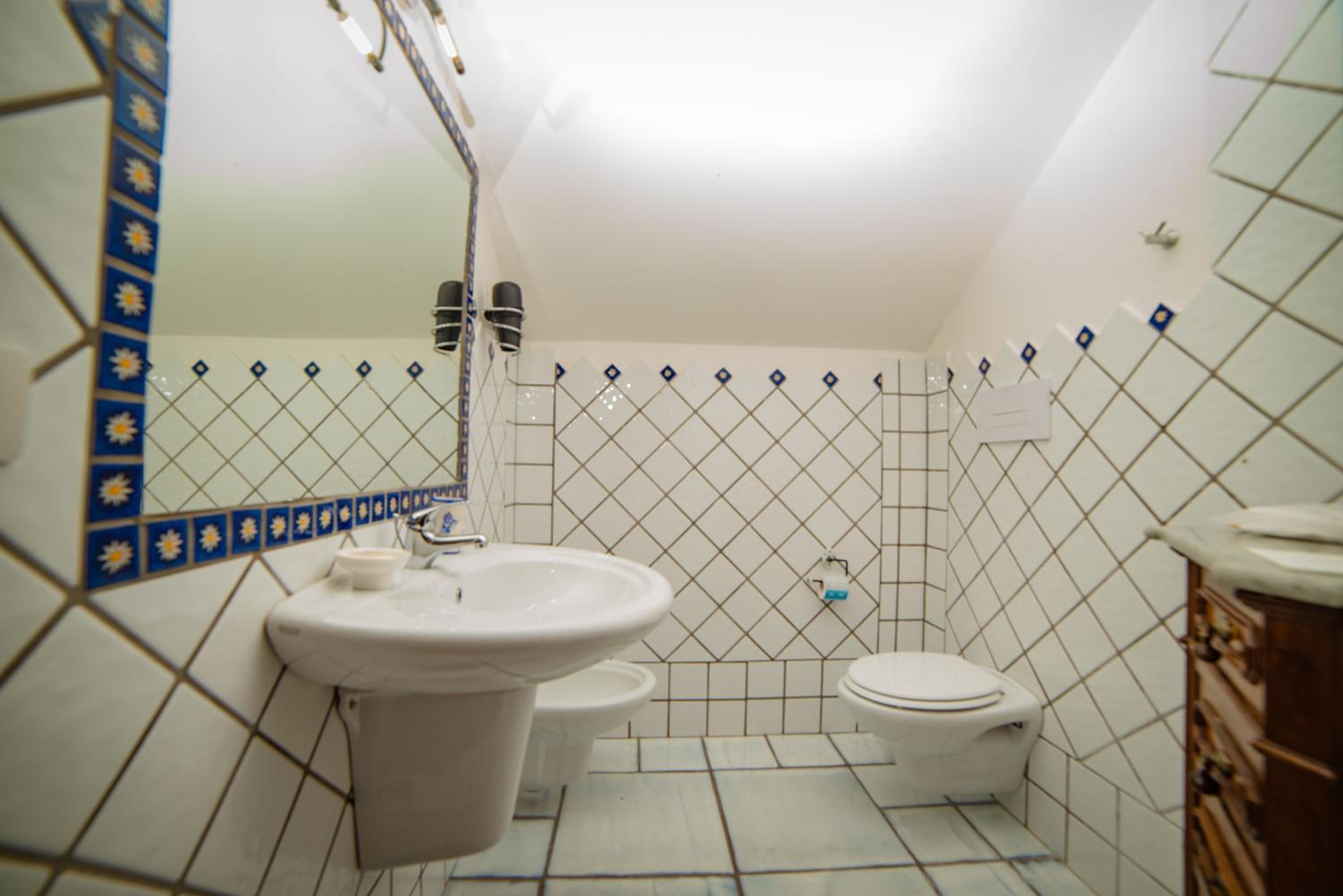  Junior Suite with Spa Bath - Photo 4