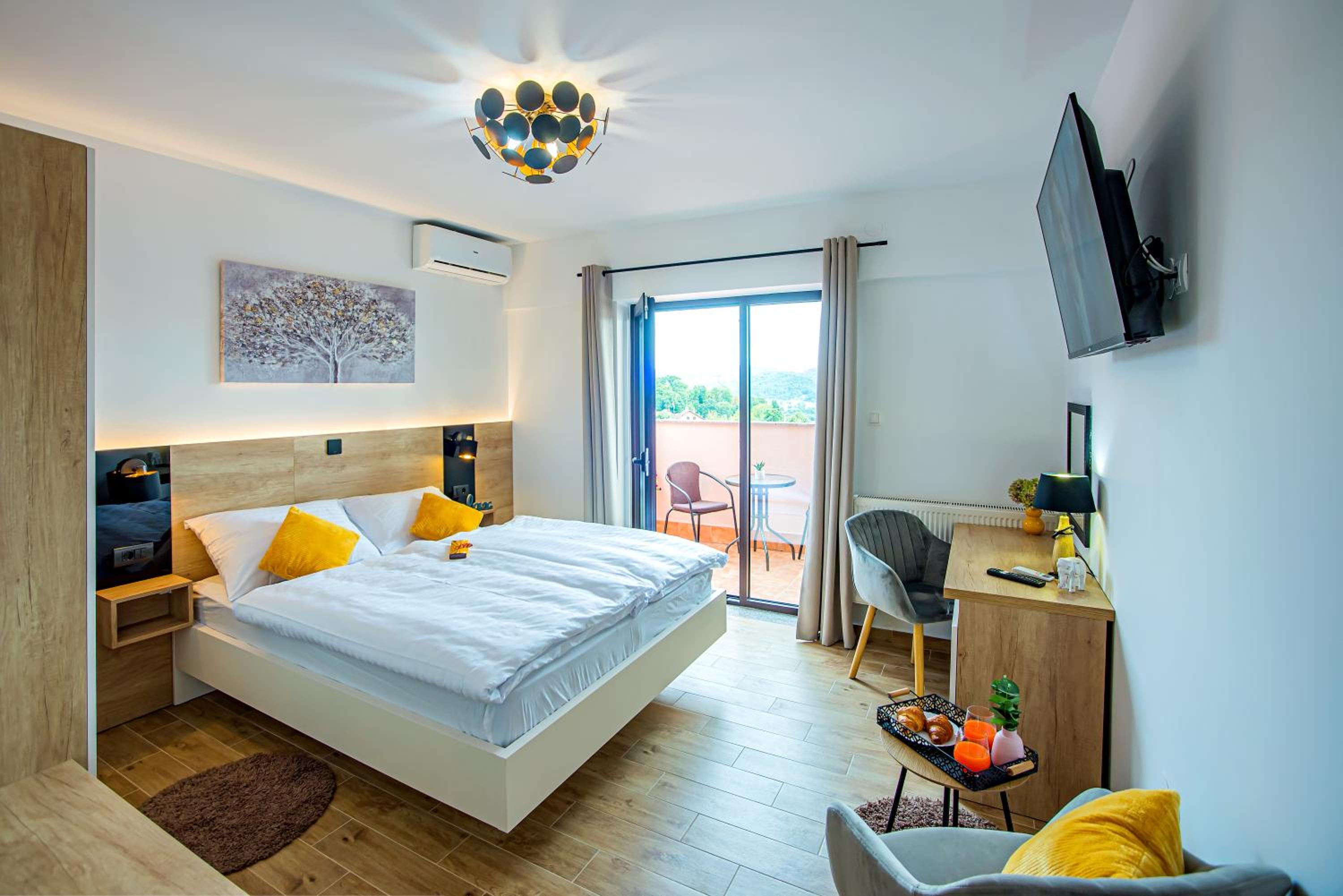 Deluxe Double Room with Balcony photo 2