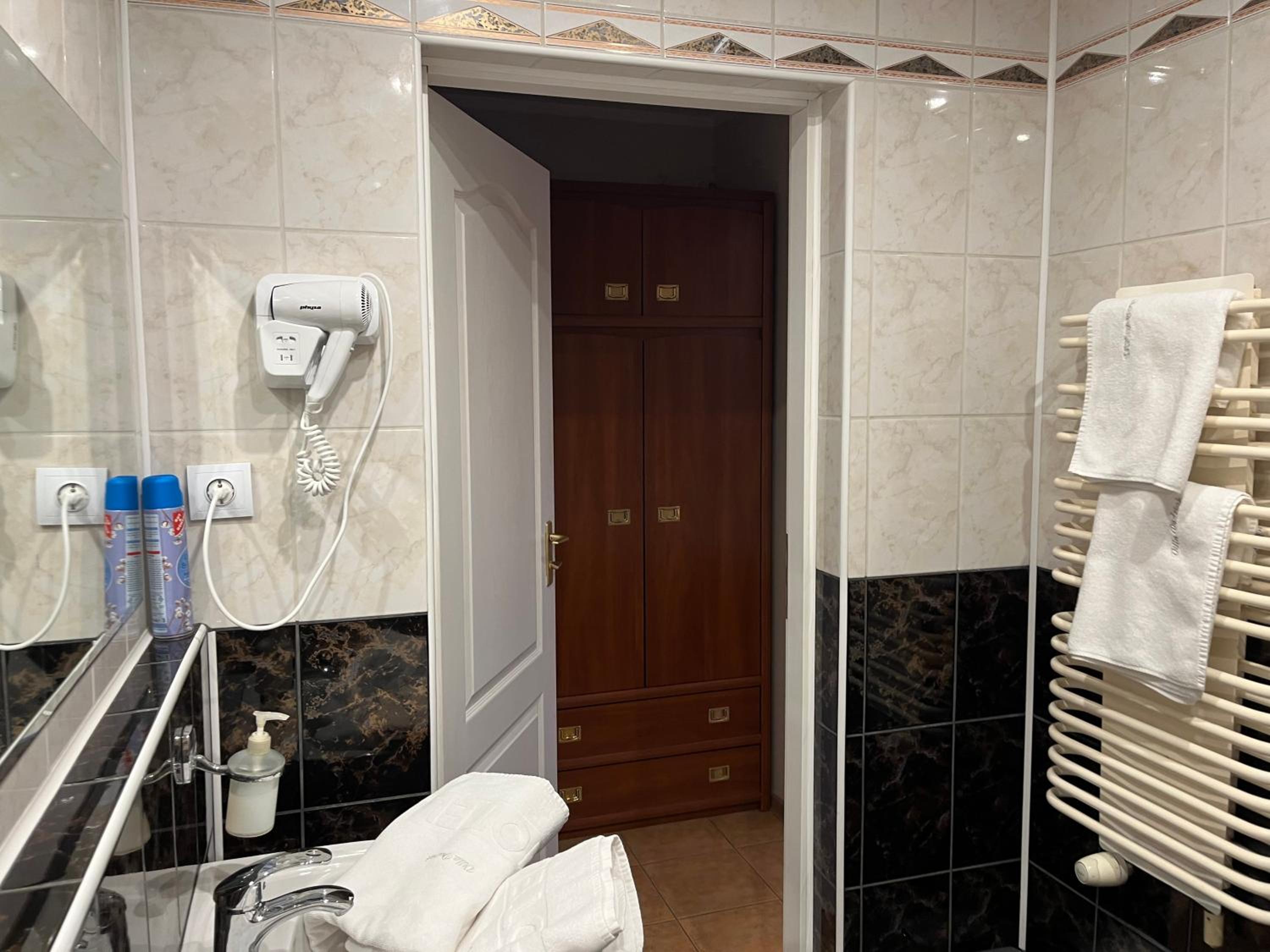 Triple Room with Private Bathroom - Photo 6