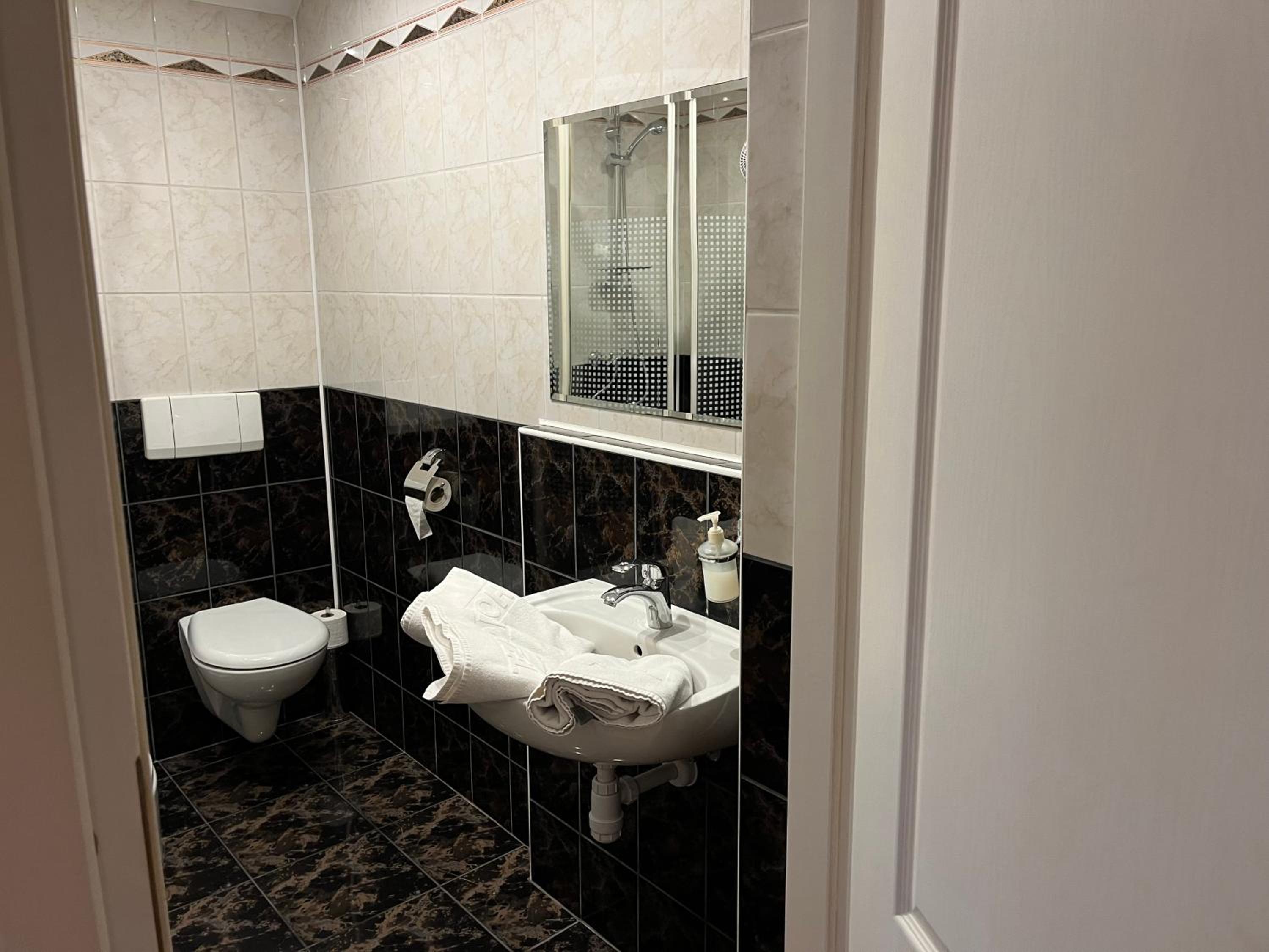 Triple Room with Private Bathroom - Photo 5