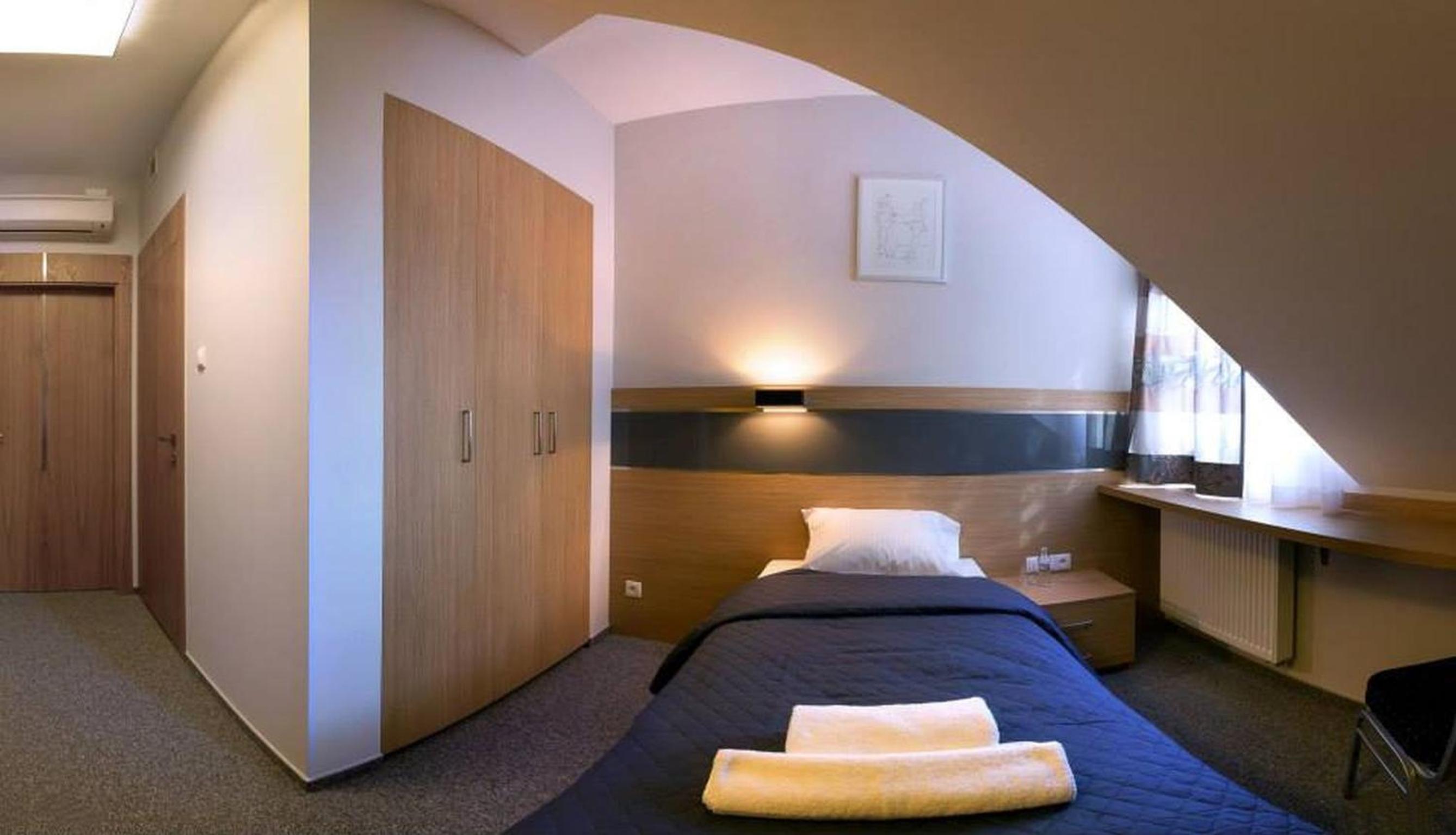 Small Single Room photo 2