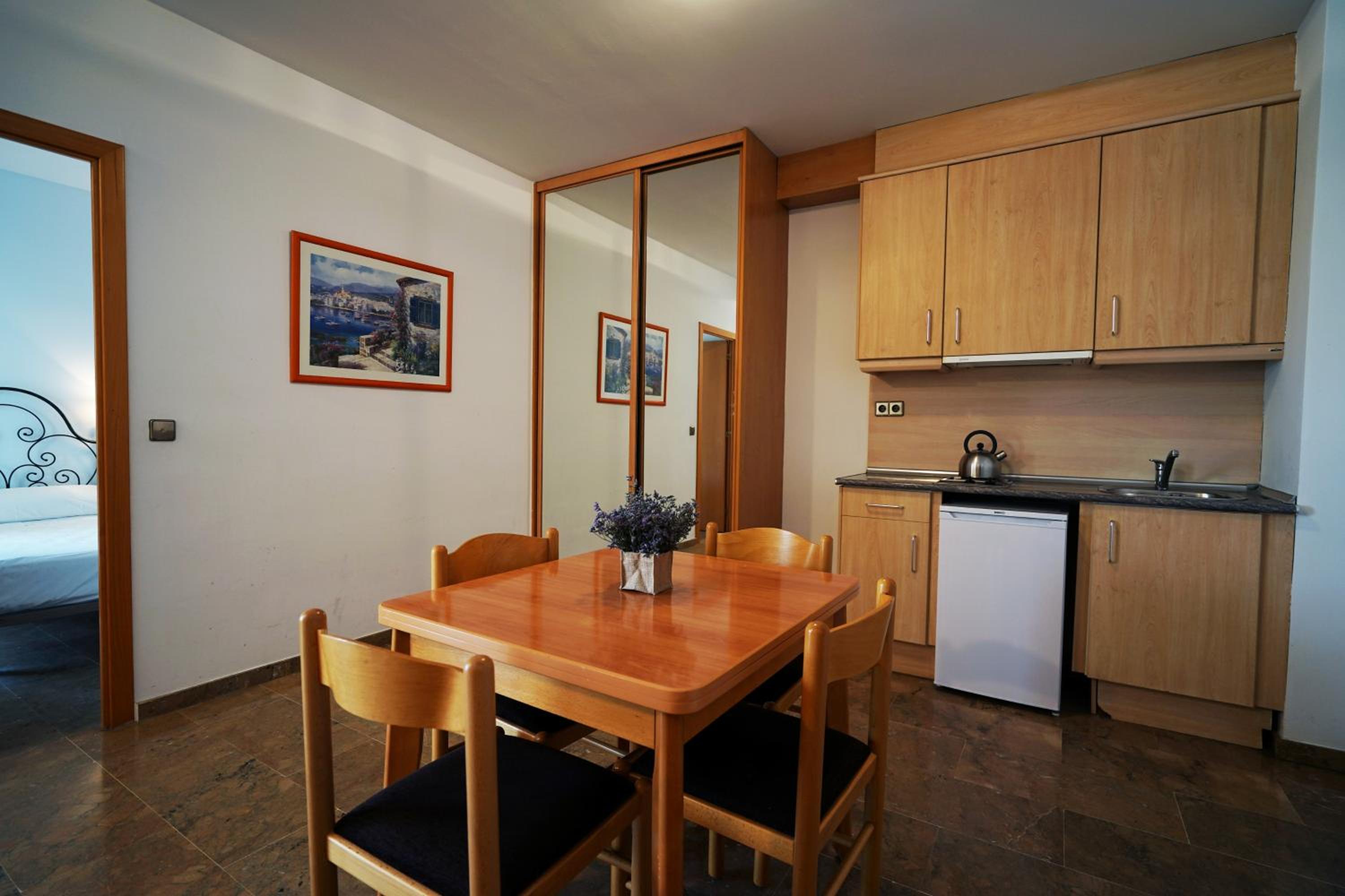 Two-Bedroom Apartment with Marina Views (4 Adults) - Photo 3