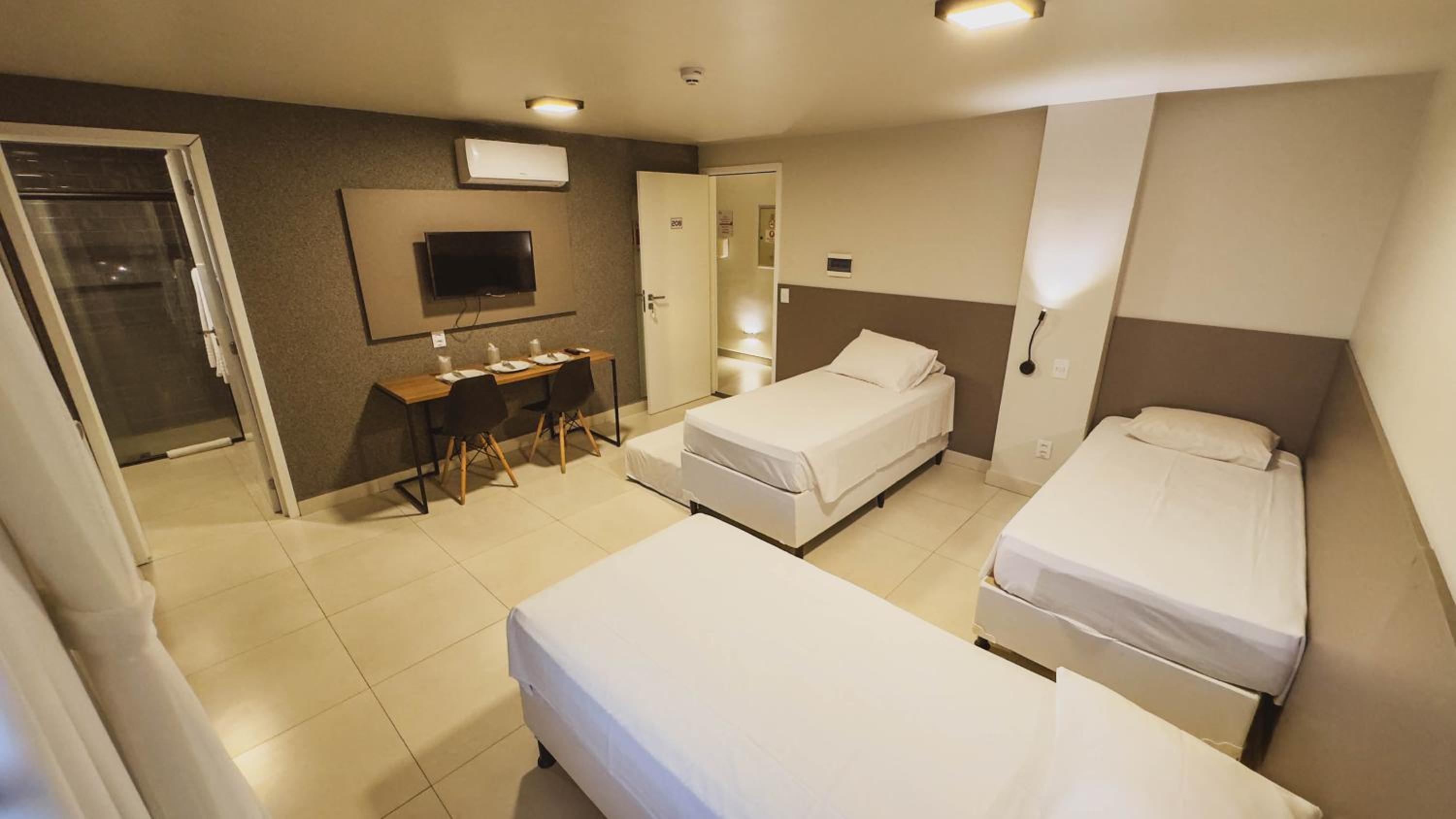 Superior Quadruple Room - Photo 11