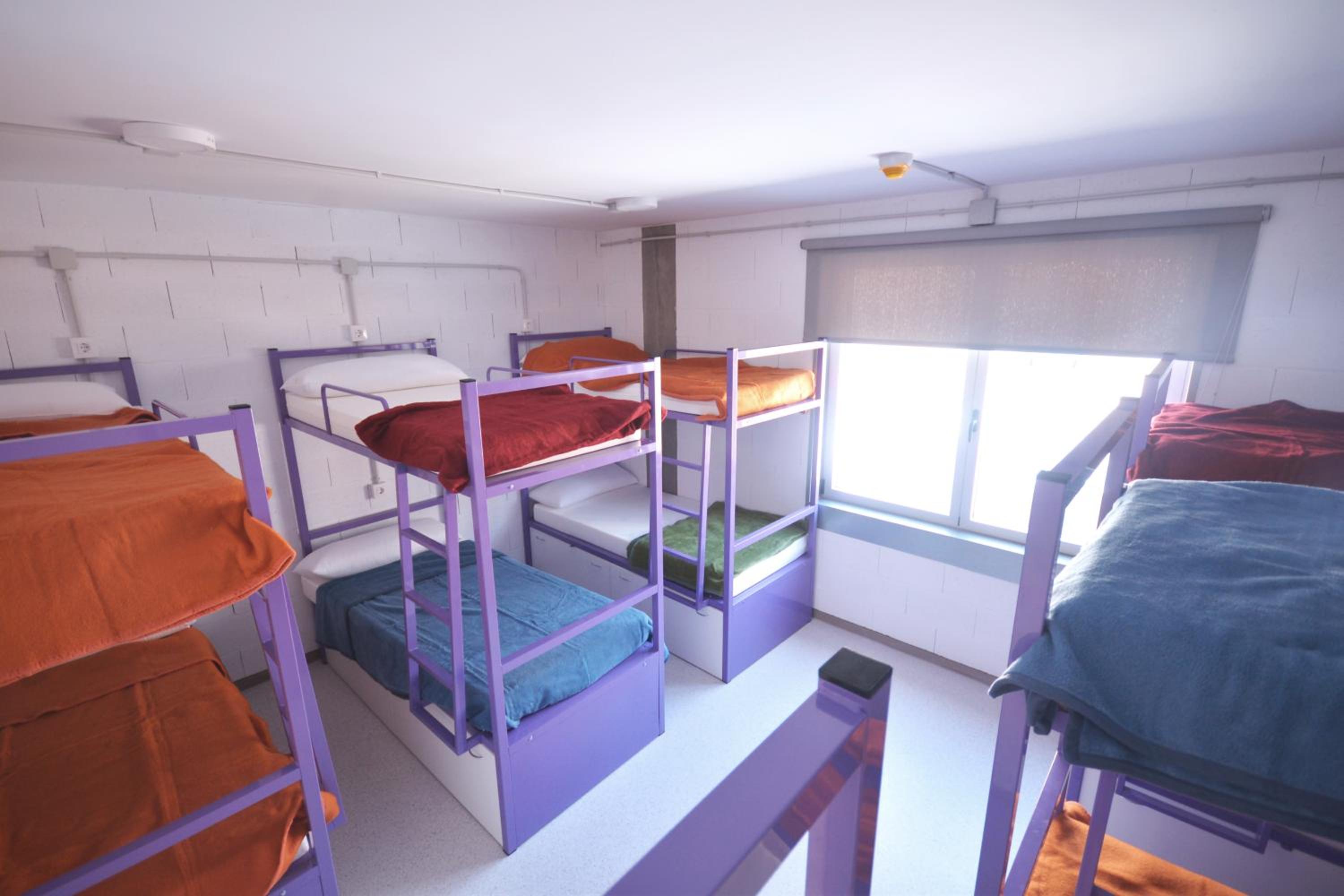 Cama en Dormitorio Mixto de 12 Camas con Baño Compartido