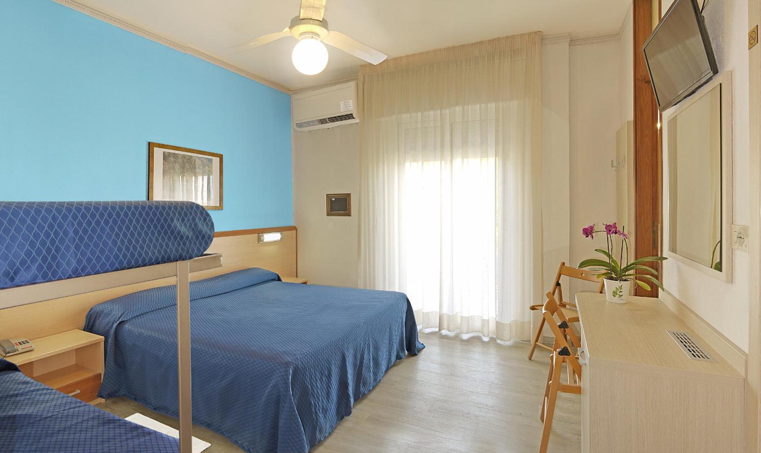 Quadruple Room with Balcony - Photo 9