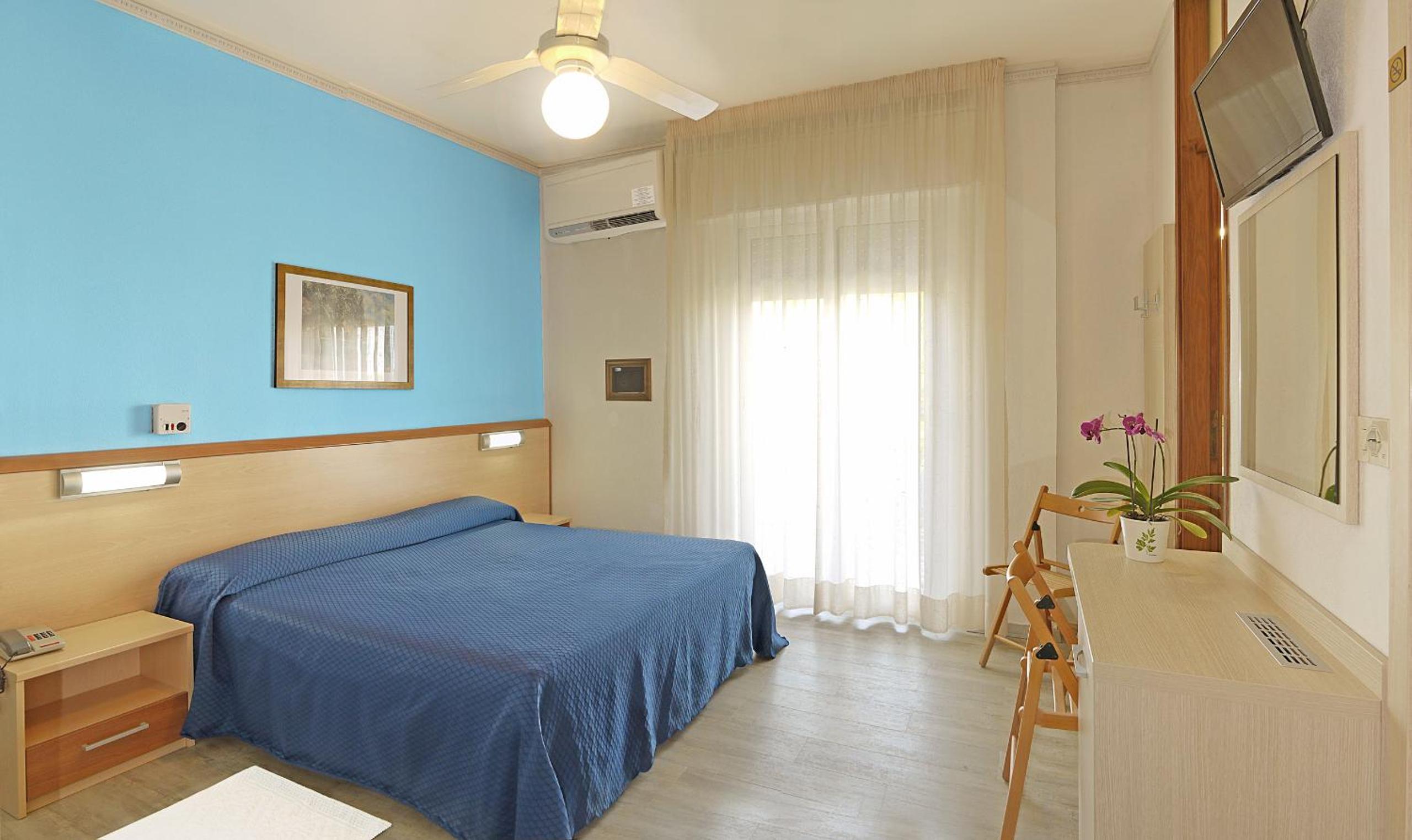 Double Room with Balcony and Partial Sea View - Photo 11