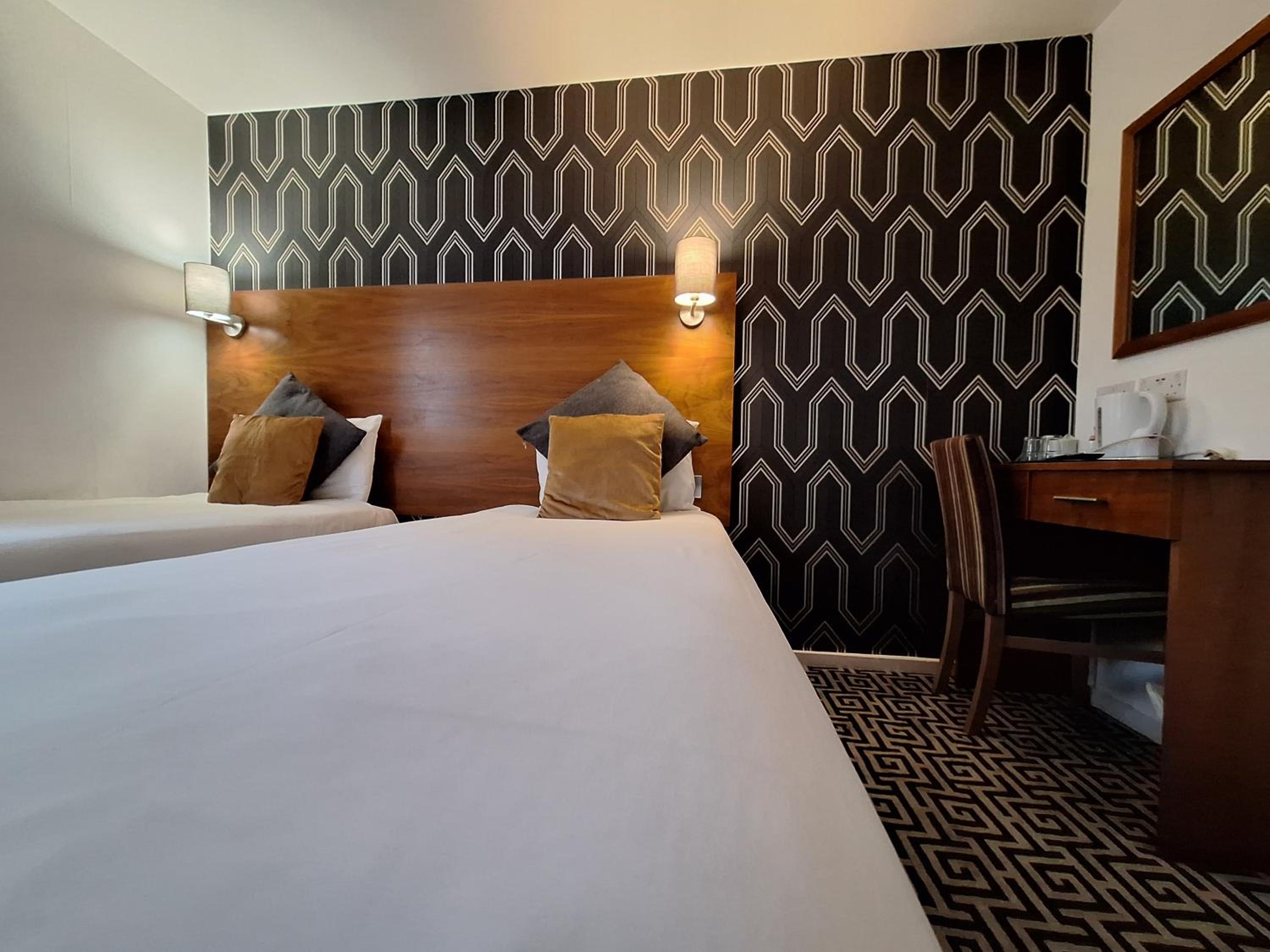 Twin Room with Private Bathroom photo 2