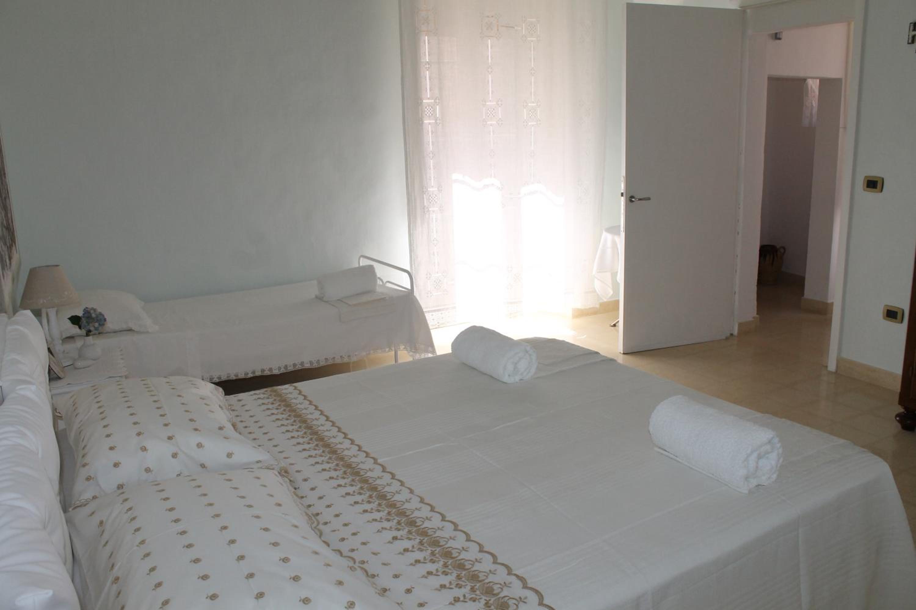 Deluxe Double Room (2 Adults + 1 Child) photo 1